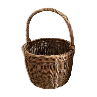 Round wicker basket