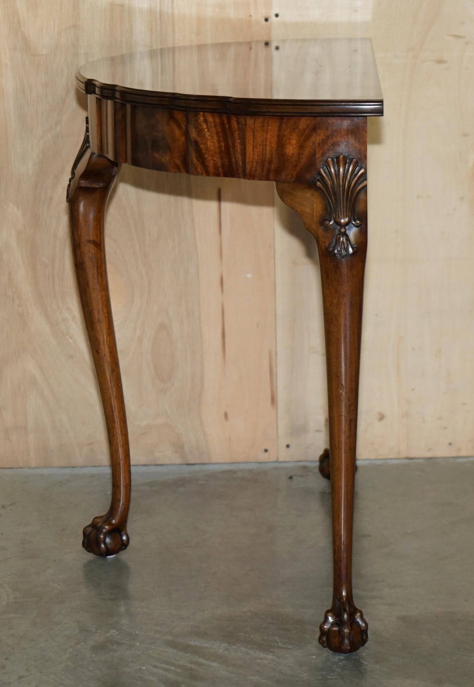 Console half-moon style Thomas Chippendale in flame mahogany.