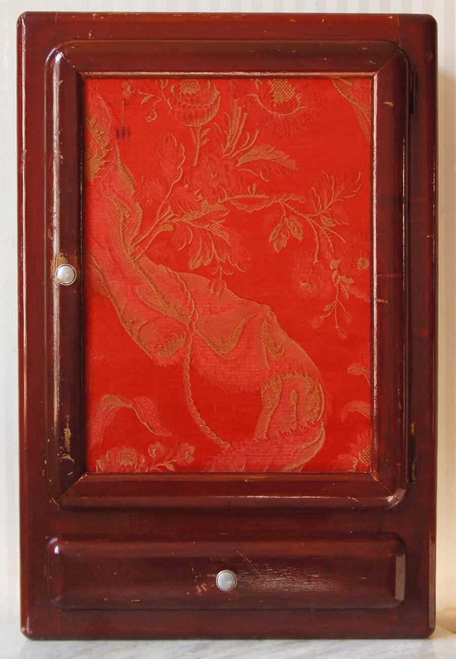 Medicine cabinet in red lacquered wood “Blood of beef”, Circa 1930