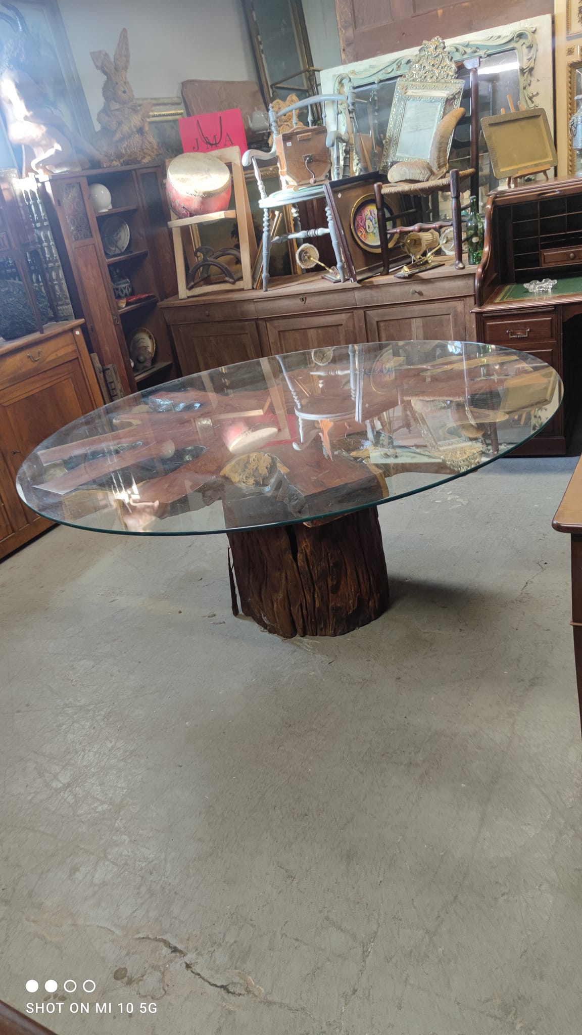 Round table carved from a wooden slice of PADOUK