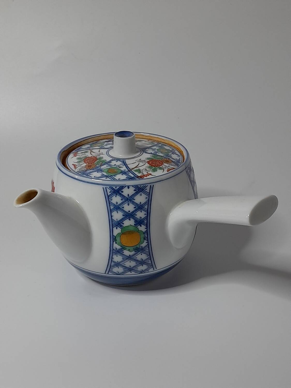 Japanese Kyūsu teapot in Arita porcelain, Imari floral decoration.