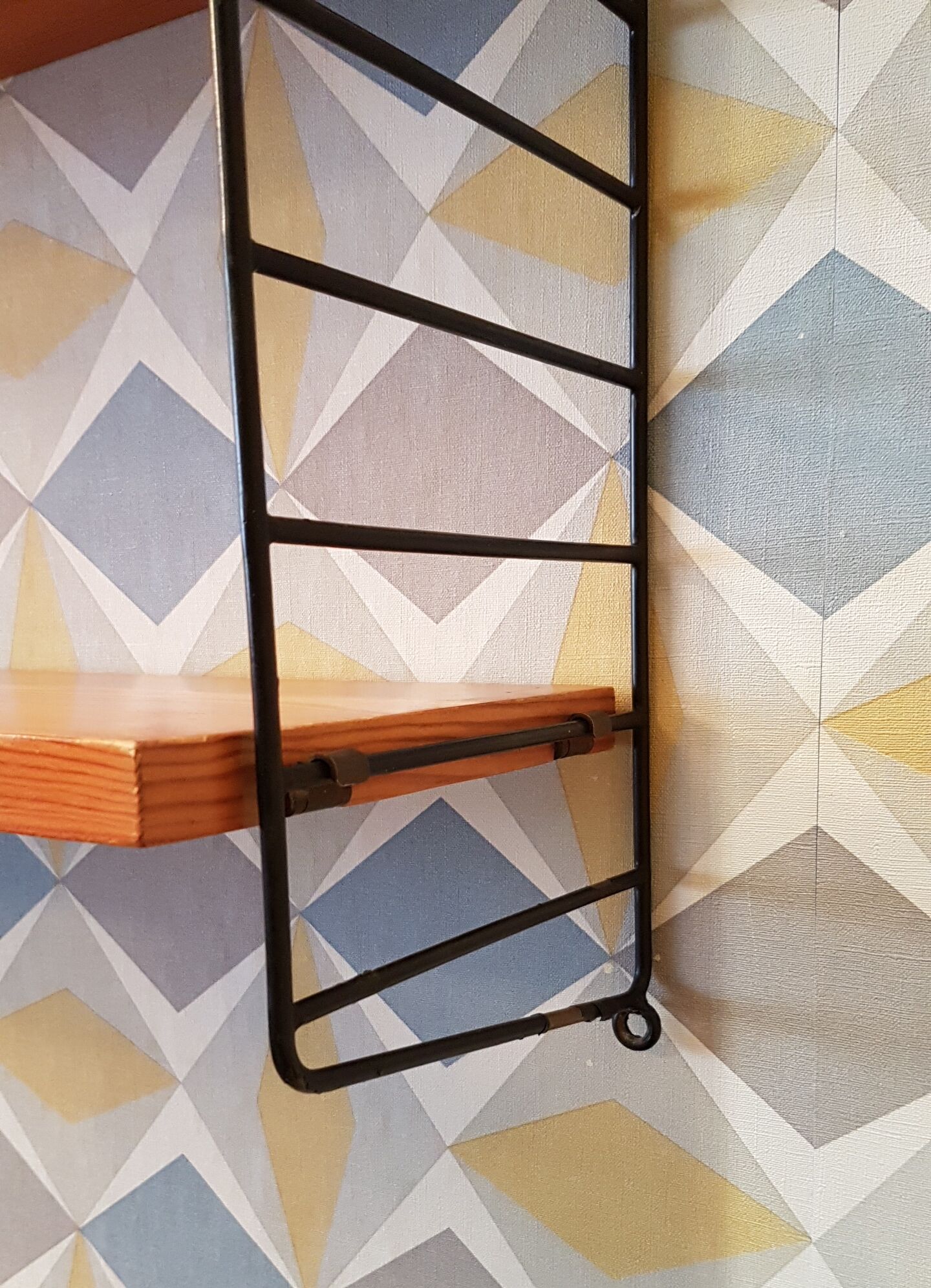 String of nisse strinning shelf