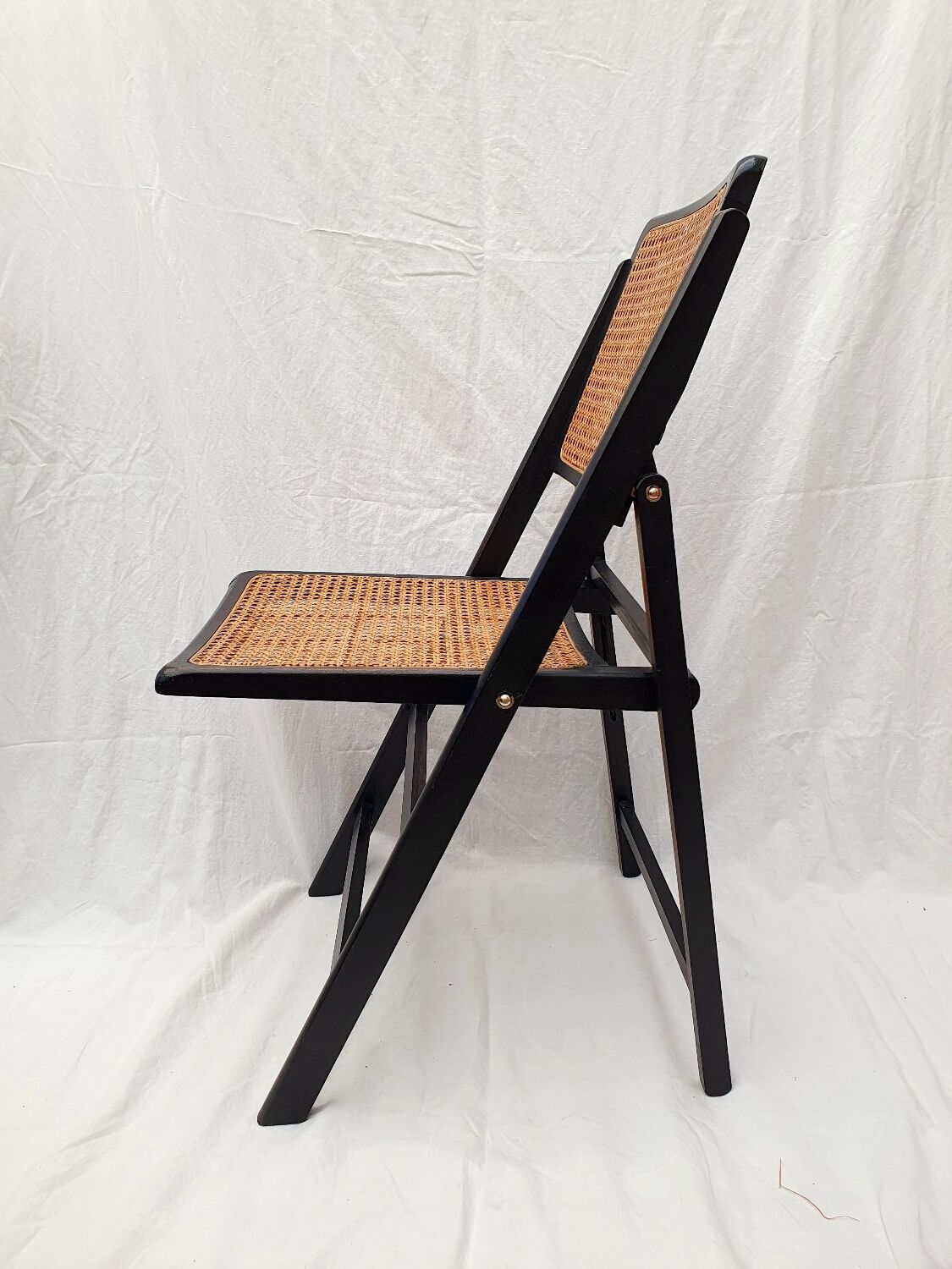 Chaise pliante en bois et cannage
