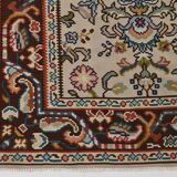 Un tapis persan oriental crème à motifs floraux – Élégance classique