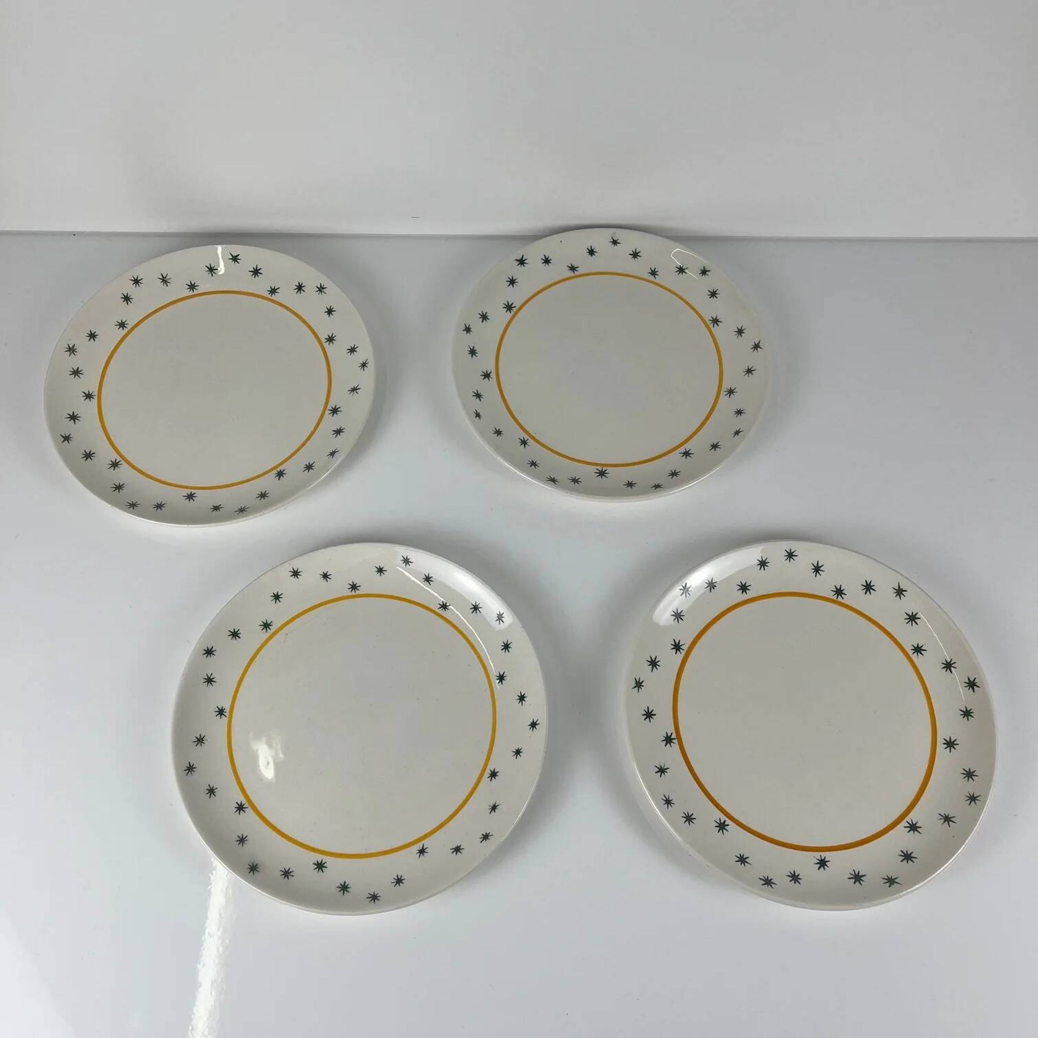 4 assiettes à dessert Gien, création Primefleur, modèle "Constellation", 1950