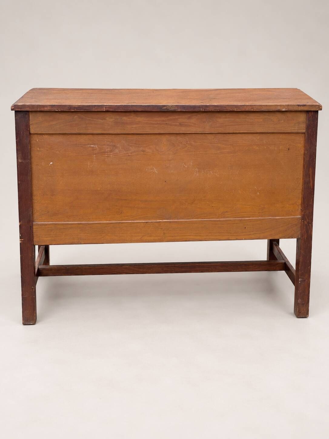 Commode ancienne en chêne sculpté – Début XXe siècle