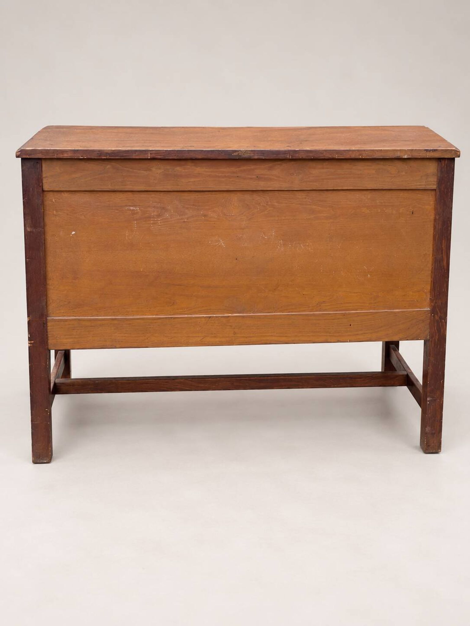 Commode ancienne en chêne sculpté – Début XXe siècle
