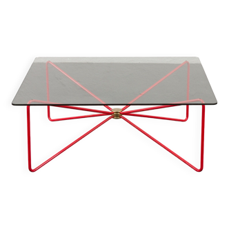 Table basse moderne italienne avec base rouge « spaghetti » et plateau en verre épais, années 1970