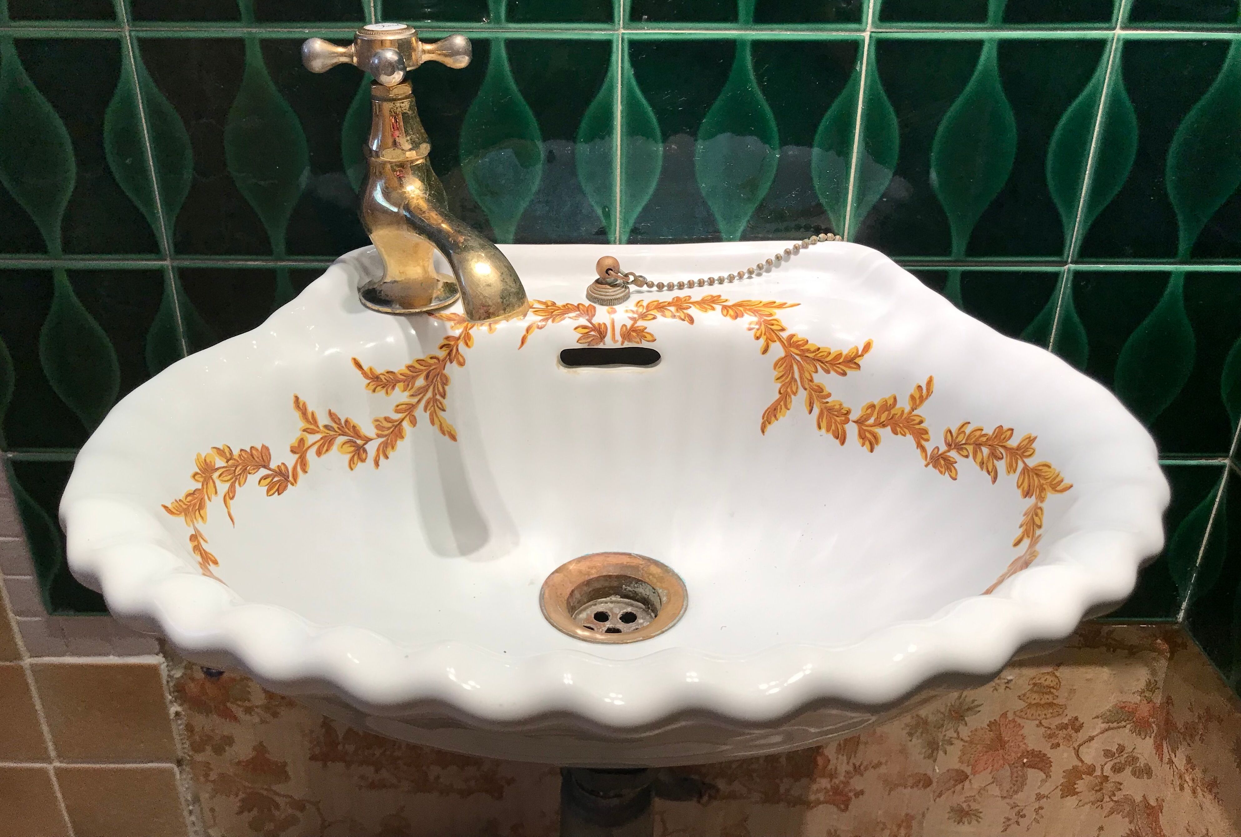 VINTAGE SHELL WASHBASIN SET PORCELAIN OF PARIS SHELVES BASIN AND TOWEL RACK