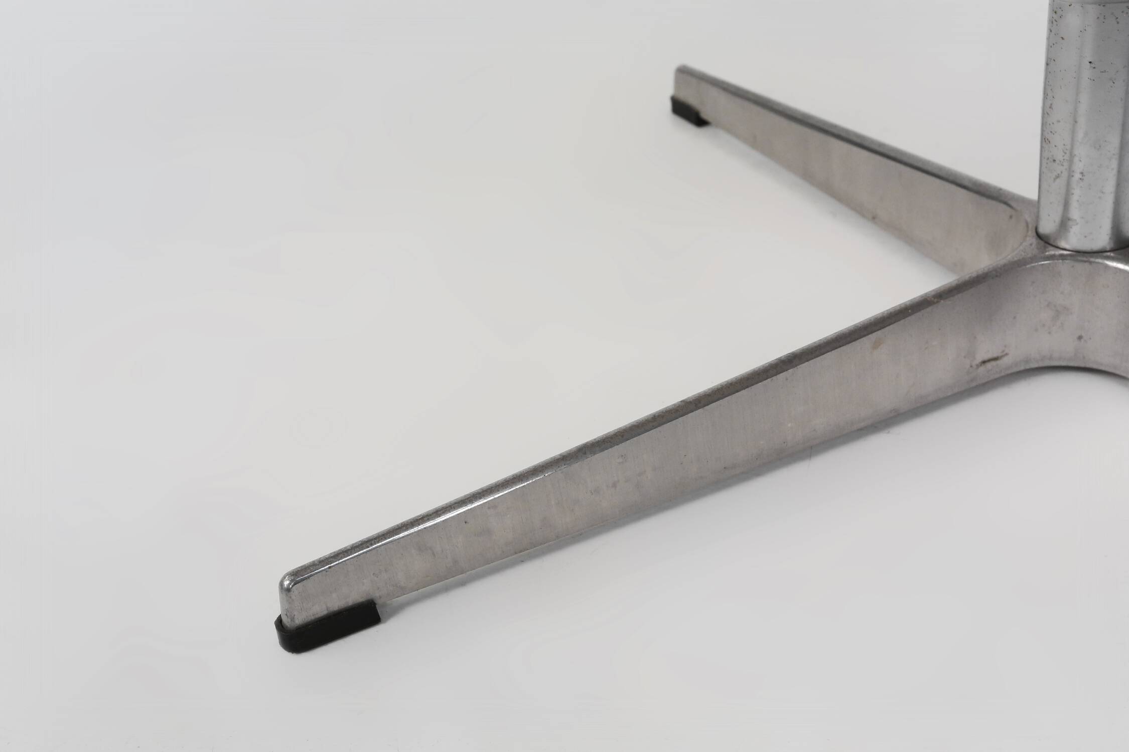 Set of two leather Swan chairs by Arne Jacobsen for Fritz Hansen