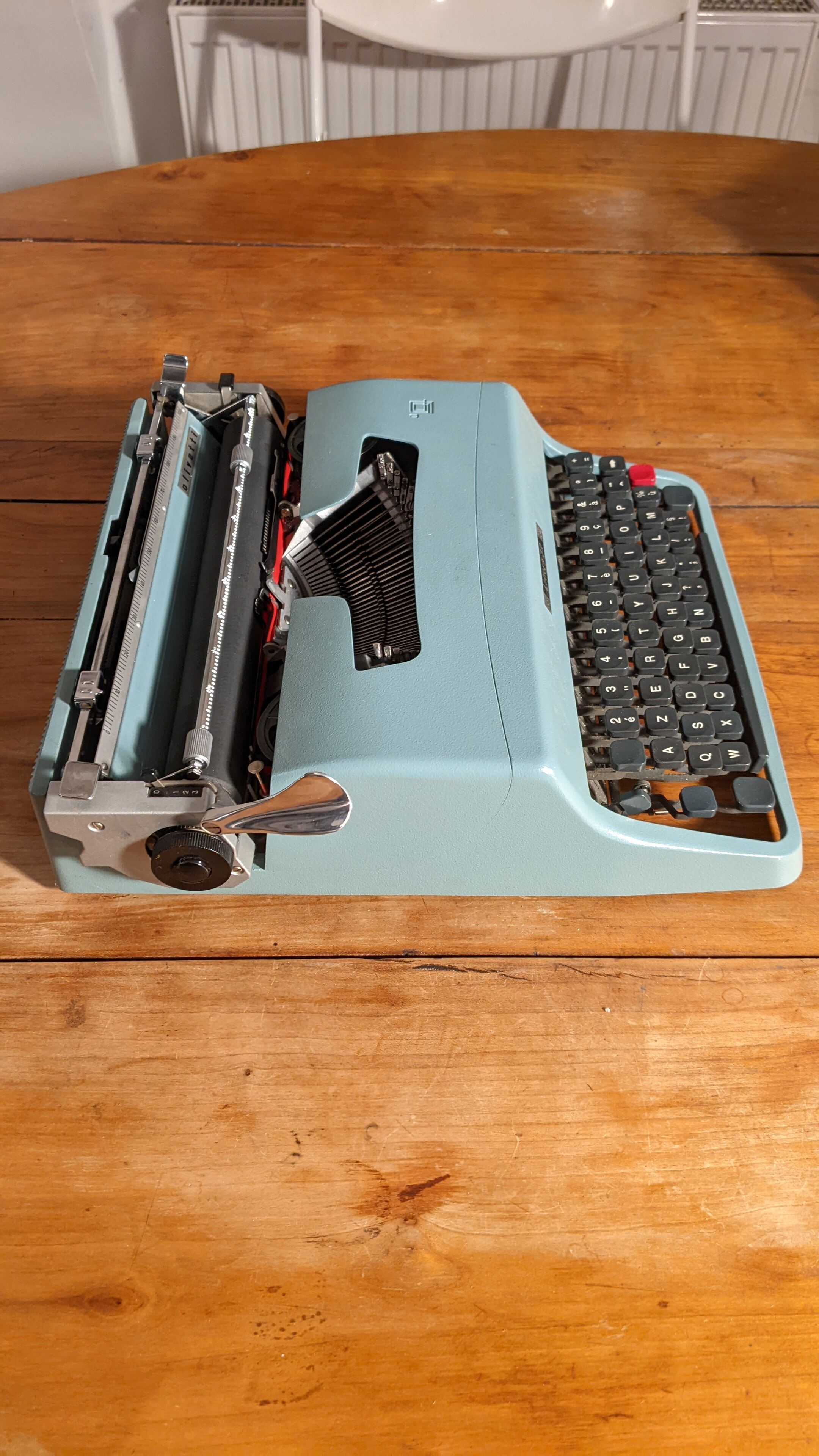 Typewriter Olivetti Lettera 32
