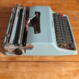 Typewriter Olivetti Lettera 32