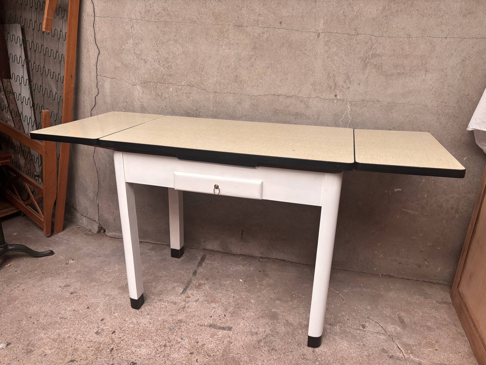 Extensible Formica table