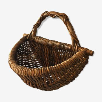 Rattan basket to hang