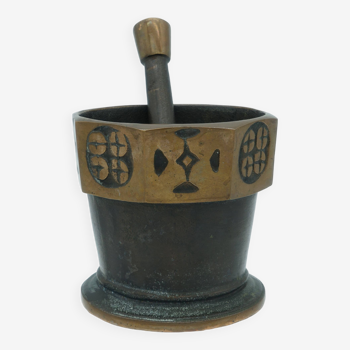 Bronze mortar and pestle from the 60s signature to identify