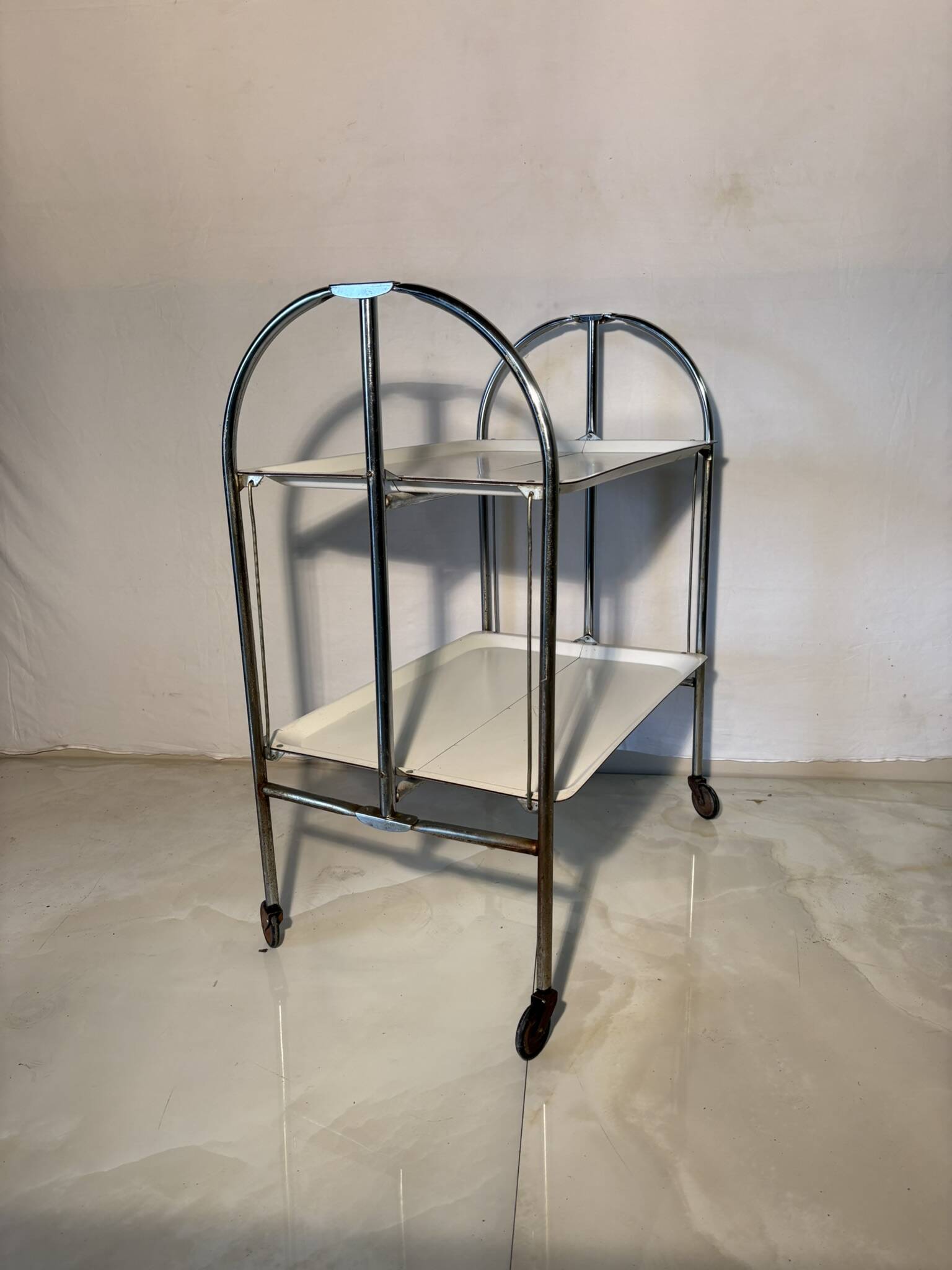 Vintage folding trolley in chromed metal and enamelled trays