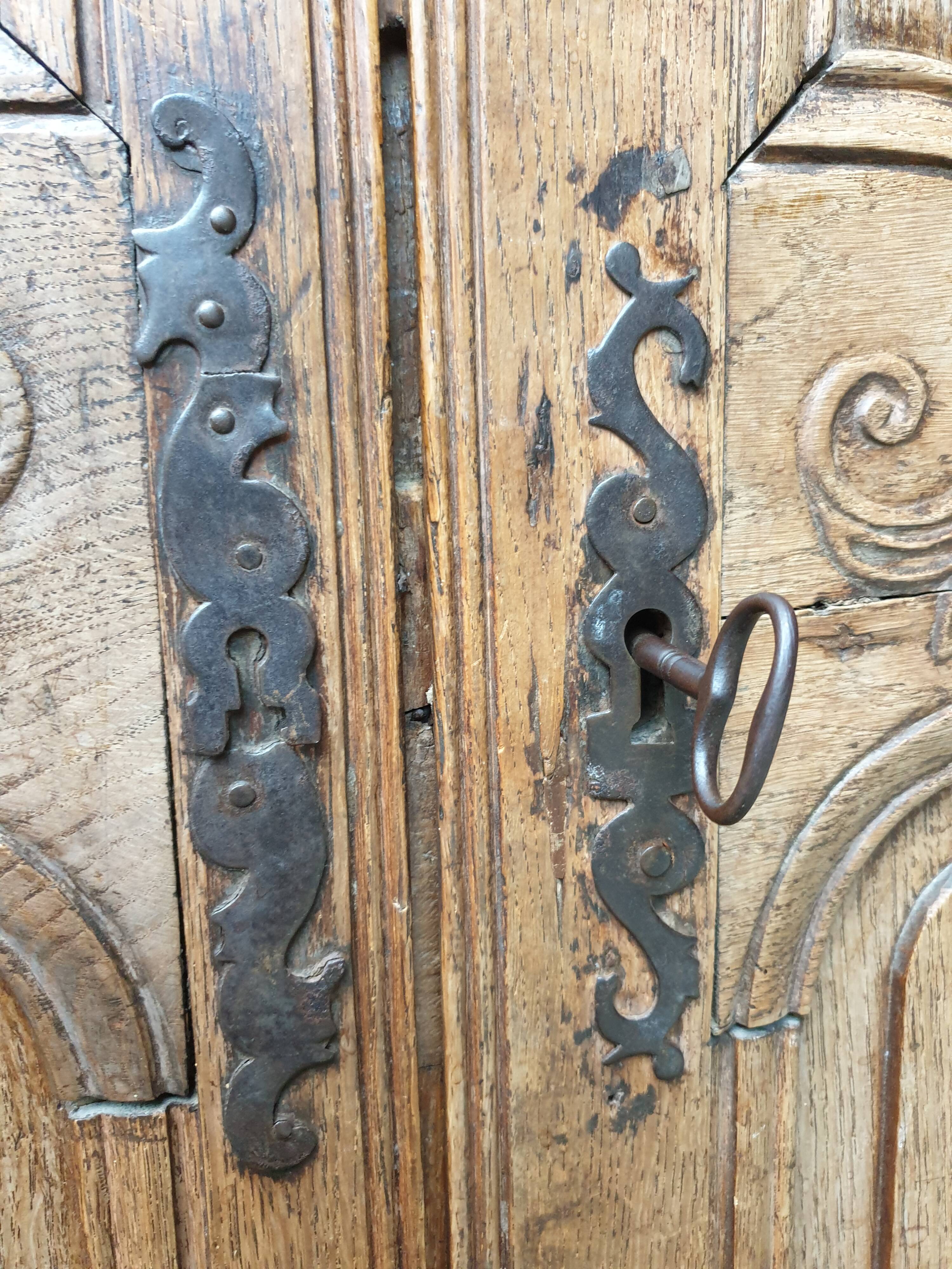 Double portes anciennes de placard