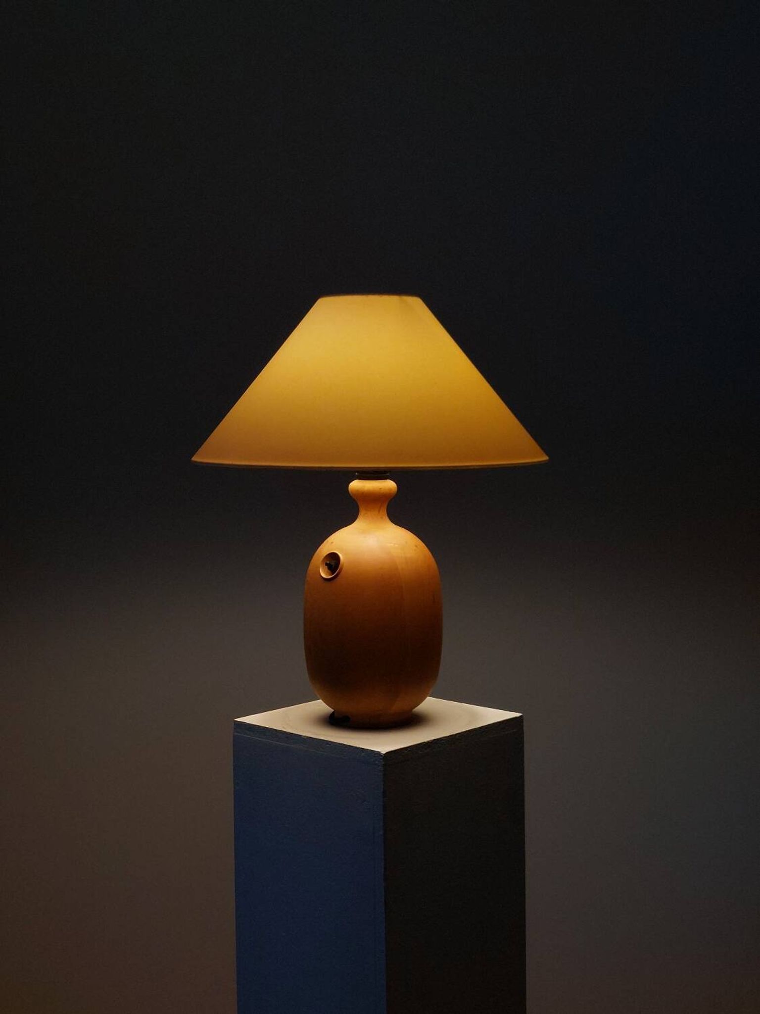 Rare lampe de table vintage en bois par Dyrlund Danemark.
