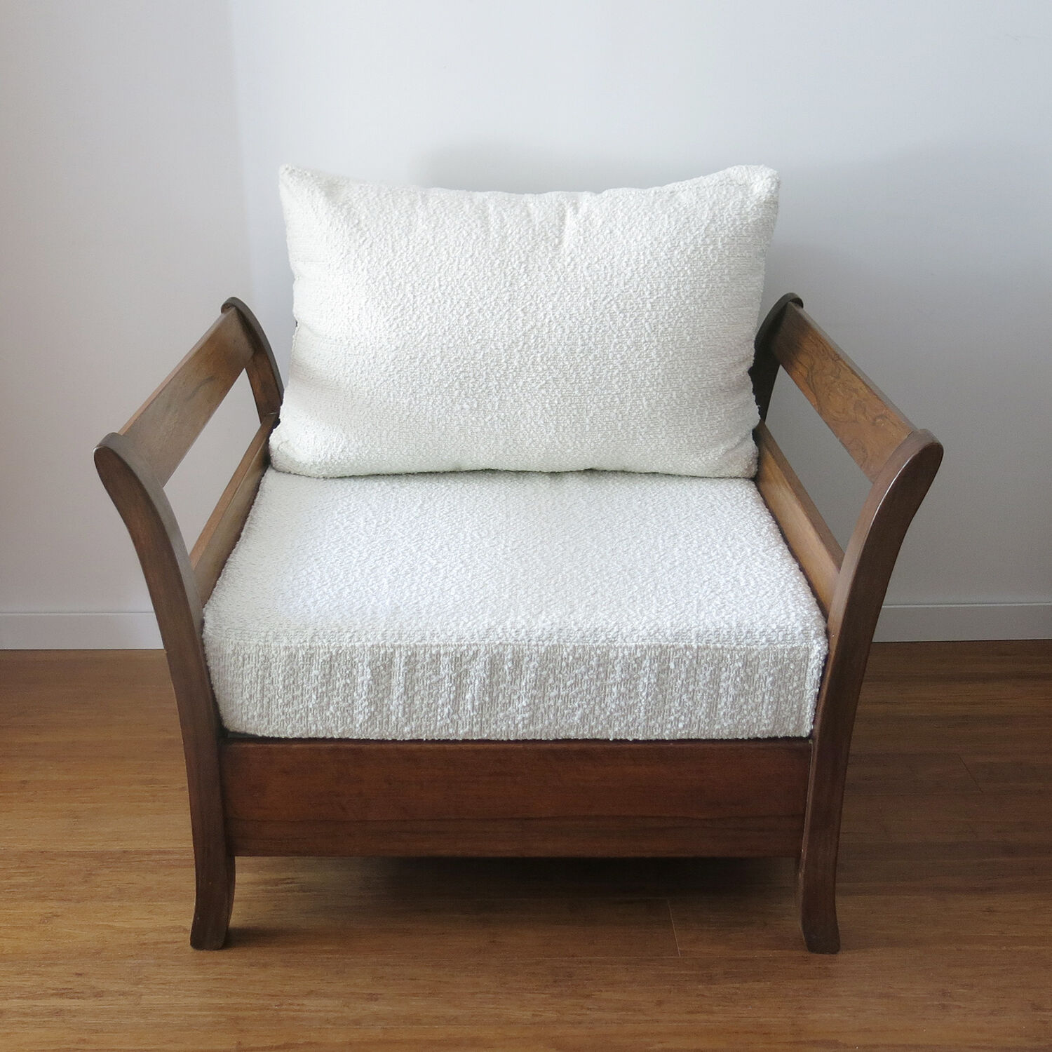 Fauteuil bois et tissu bouclette blanc crème