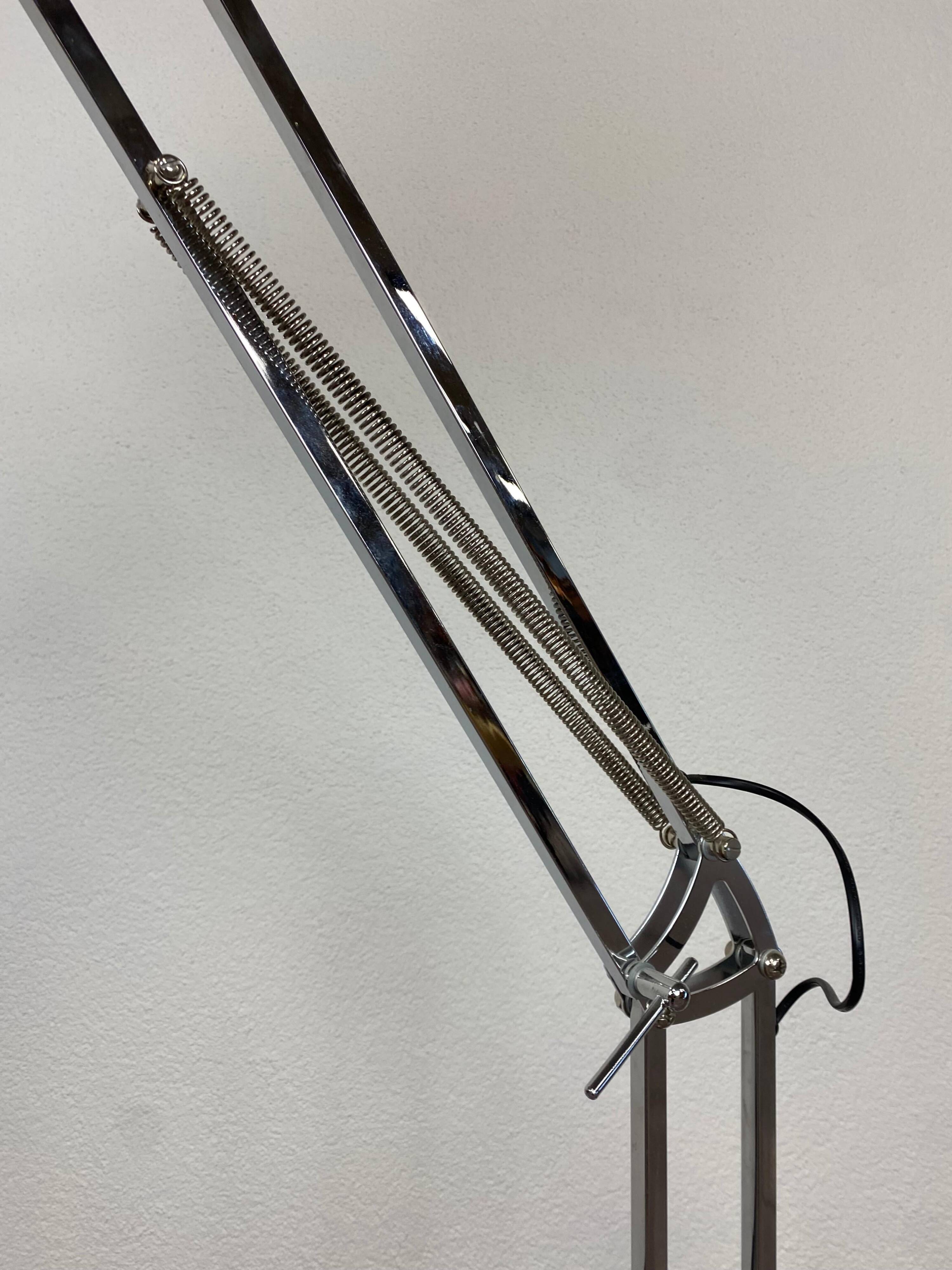 Lampe sur pied en chrome de style industriel