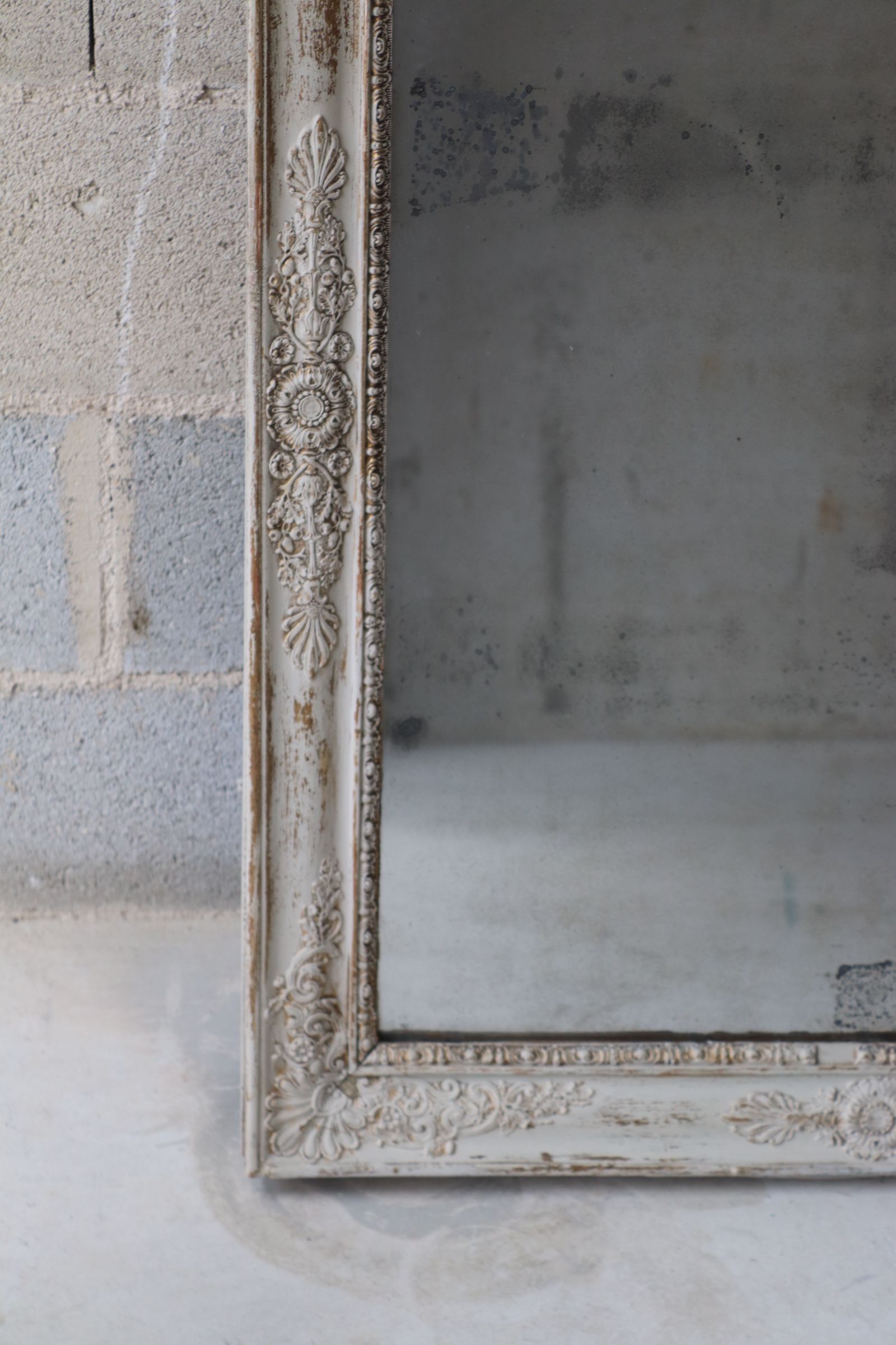 Large mirror early 19th old in patinated wood and mercury
