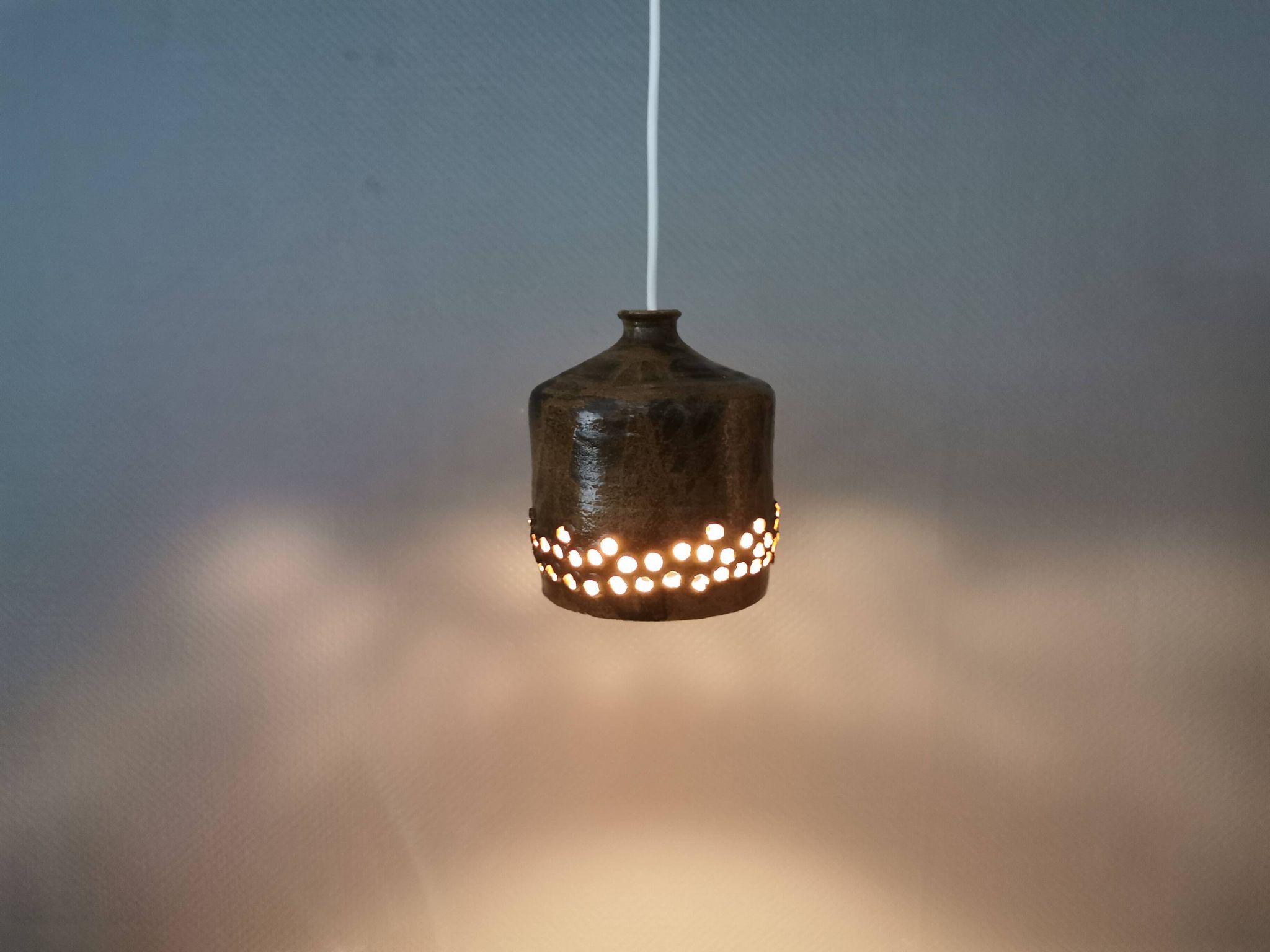Petite lampe pendante en céramique, danoise, des années 1970-80, dans des tons terre.