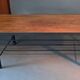 Table basse moderniste vintage en teck et métal noir.