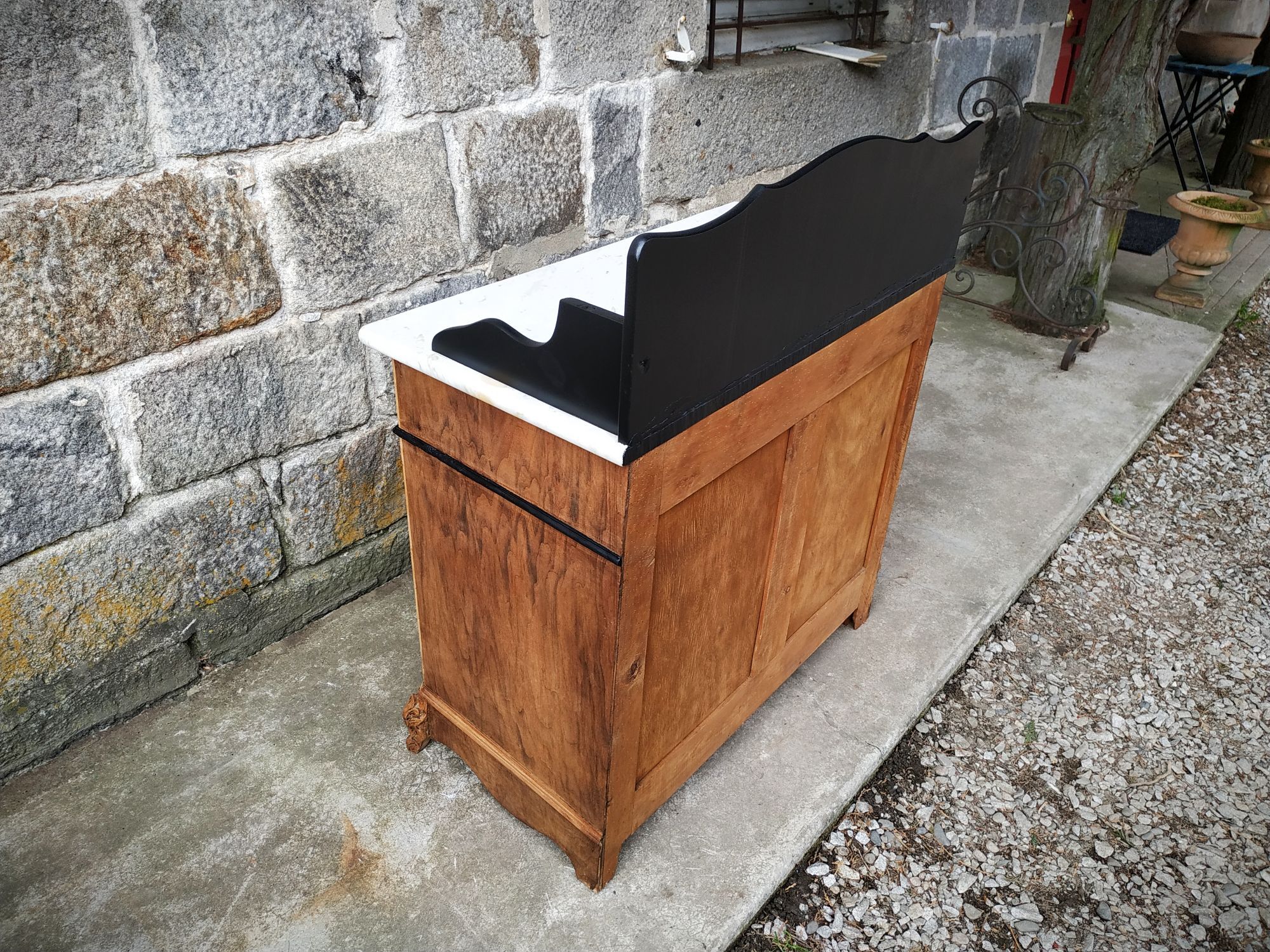 Old toilet table bahut