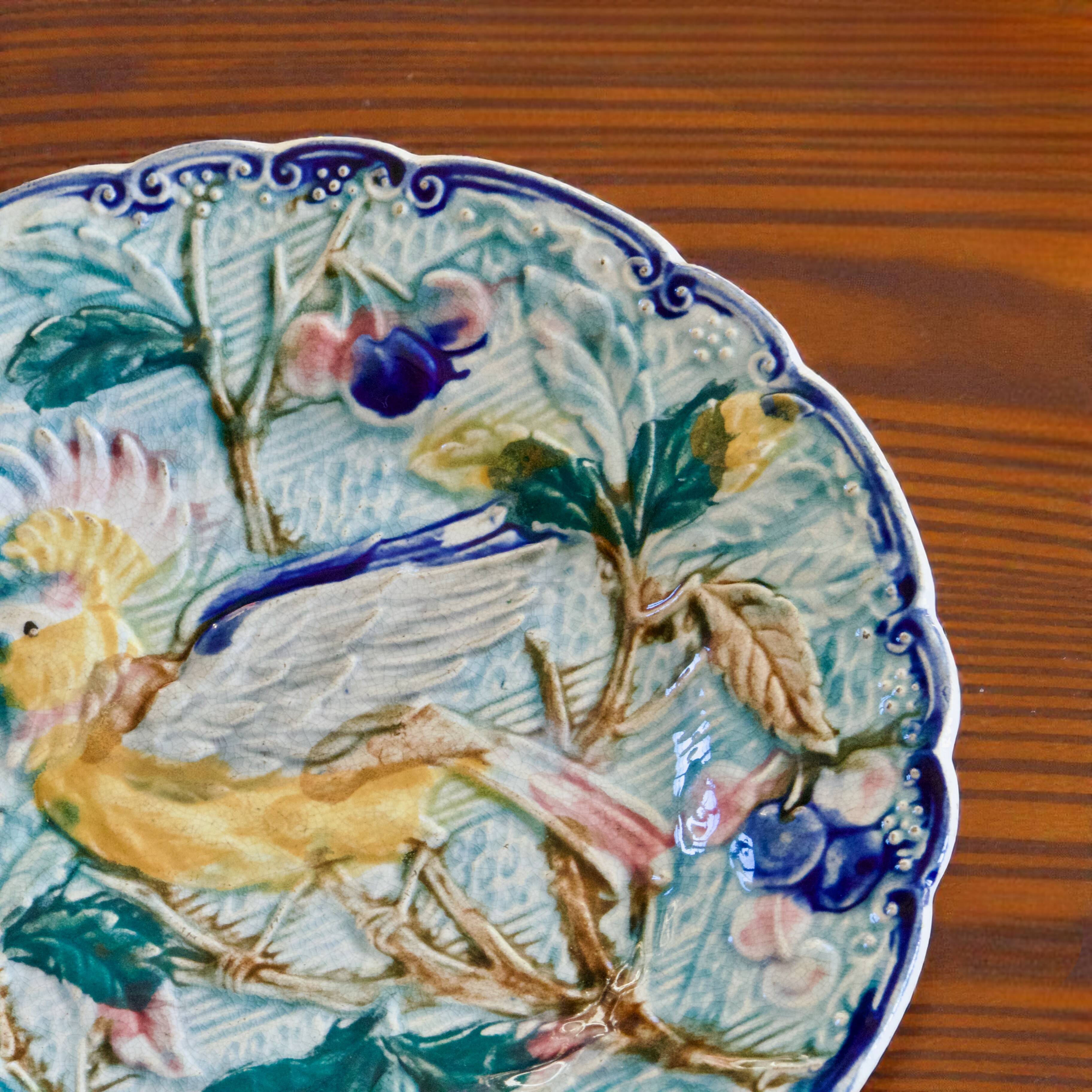 Assiette oiseau antique du XIXe siècle en barbotine de Wasmuël