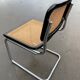 Chaise design Cesca modèle b32 en noir et chrome
