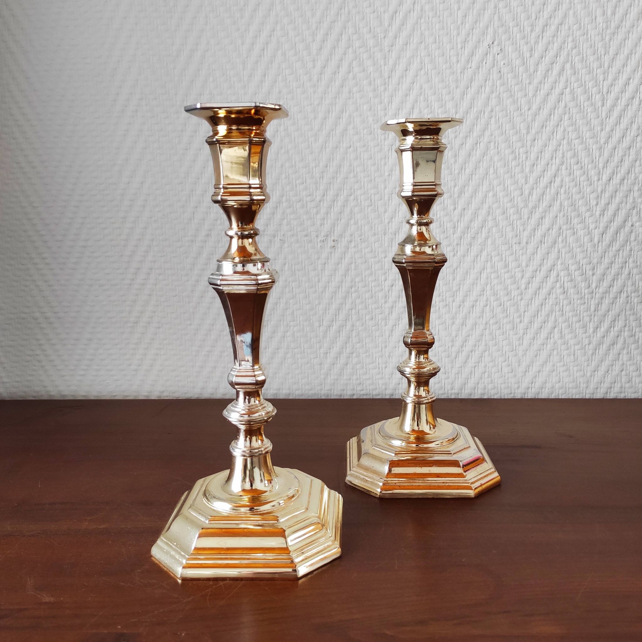 Paire de bougeoirs vintage classiques