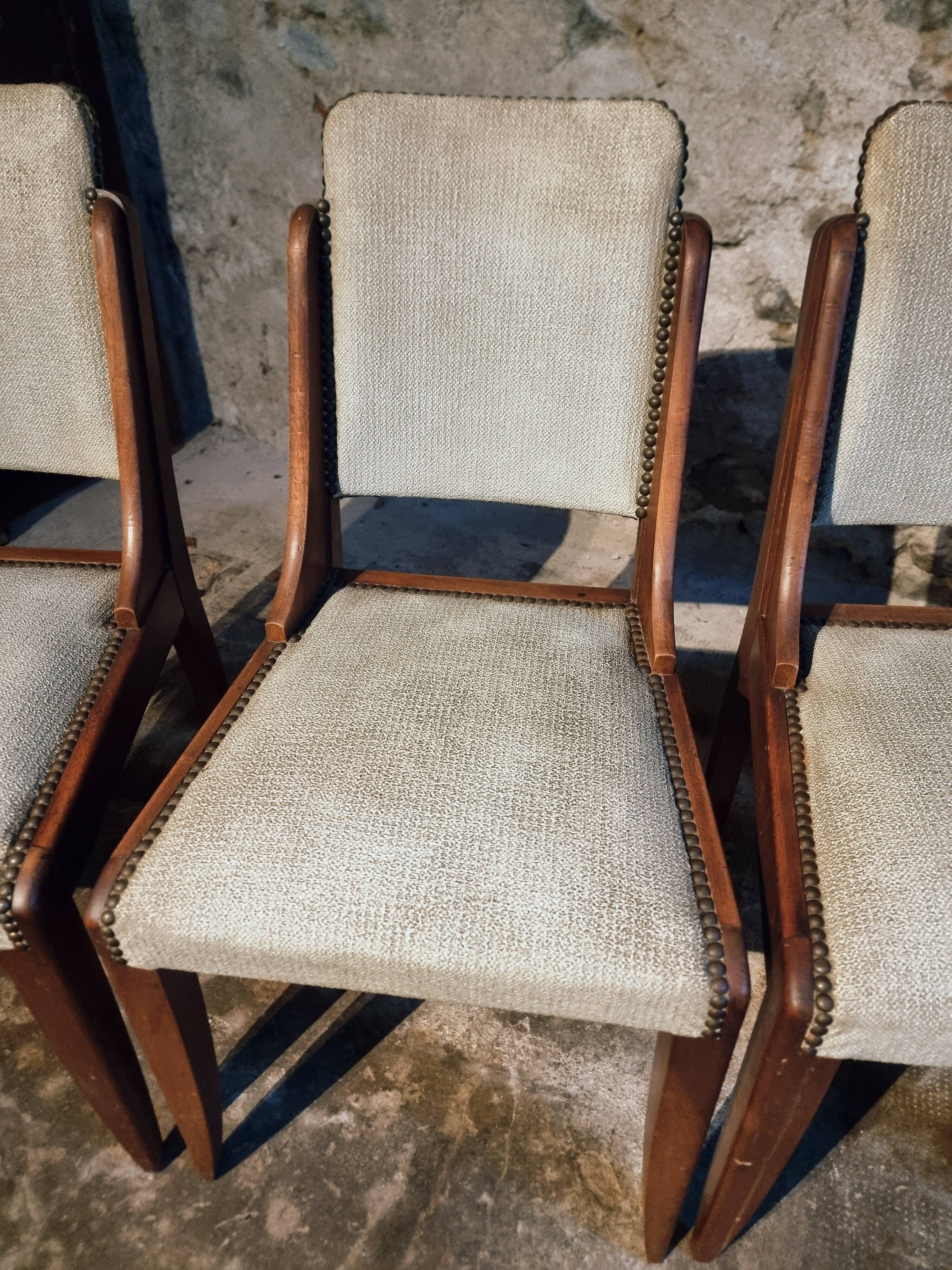 Ensemble de 5 chaises de salle à manger françaises mid-century en noyer avec revêtement taupe clair – années 1950