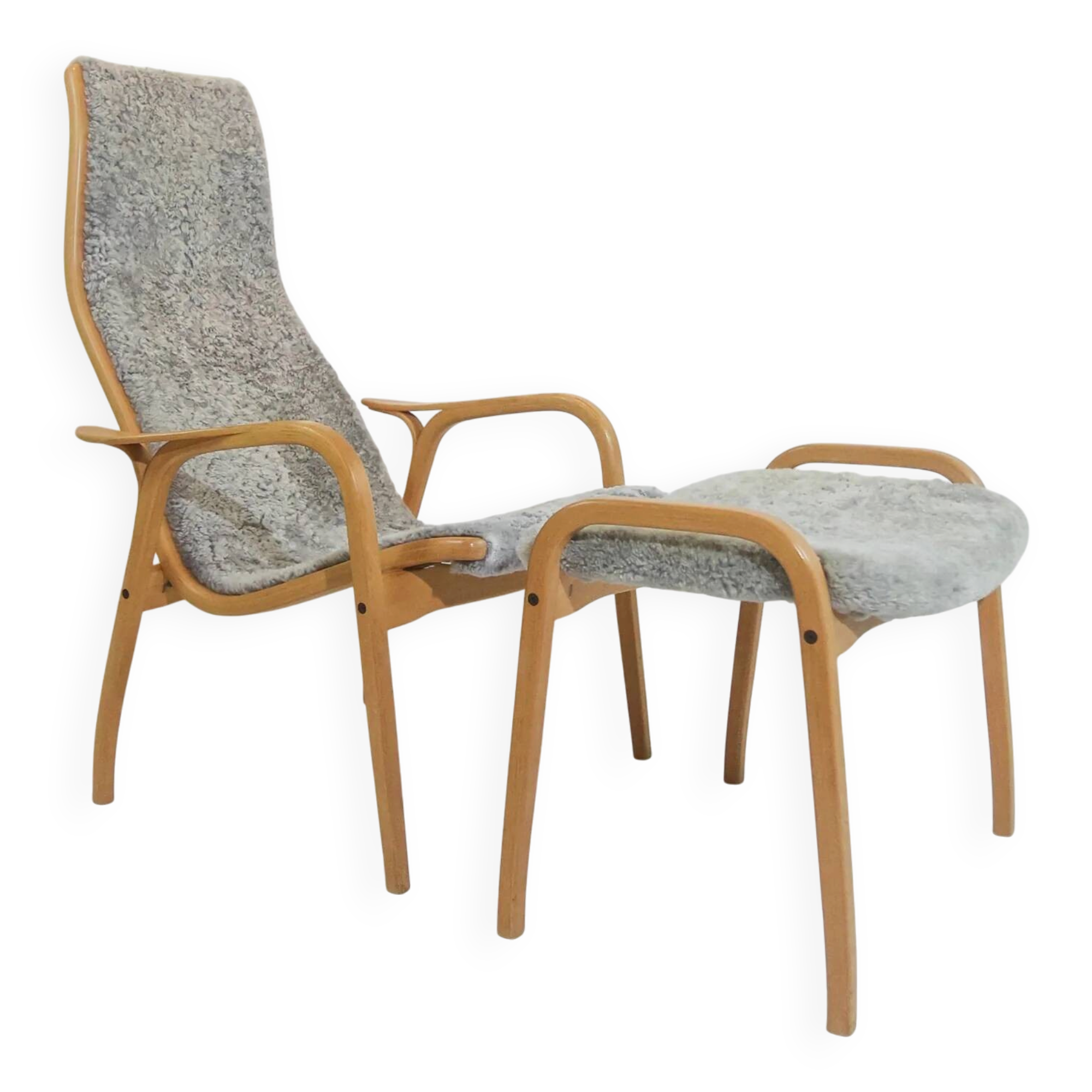 Fauteuil vintage Swedese Lamino et repose-pieds en peau de mouton grise
