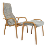 Fauteuil vintage Swedese Lamino et repose-pieds en peau de mouton grise