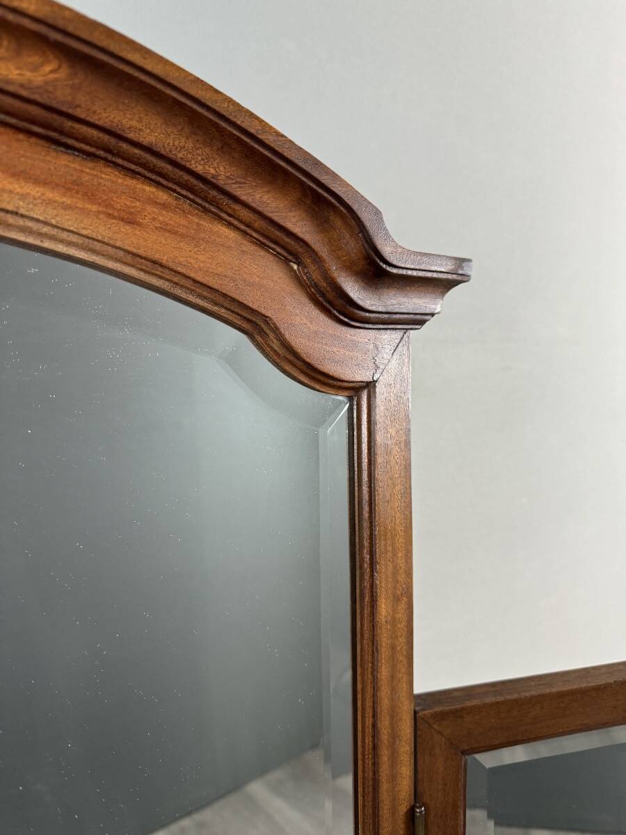 Coiffeuse avec miroir triptyque de style Louis XVI, XXe siècle