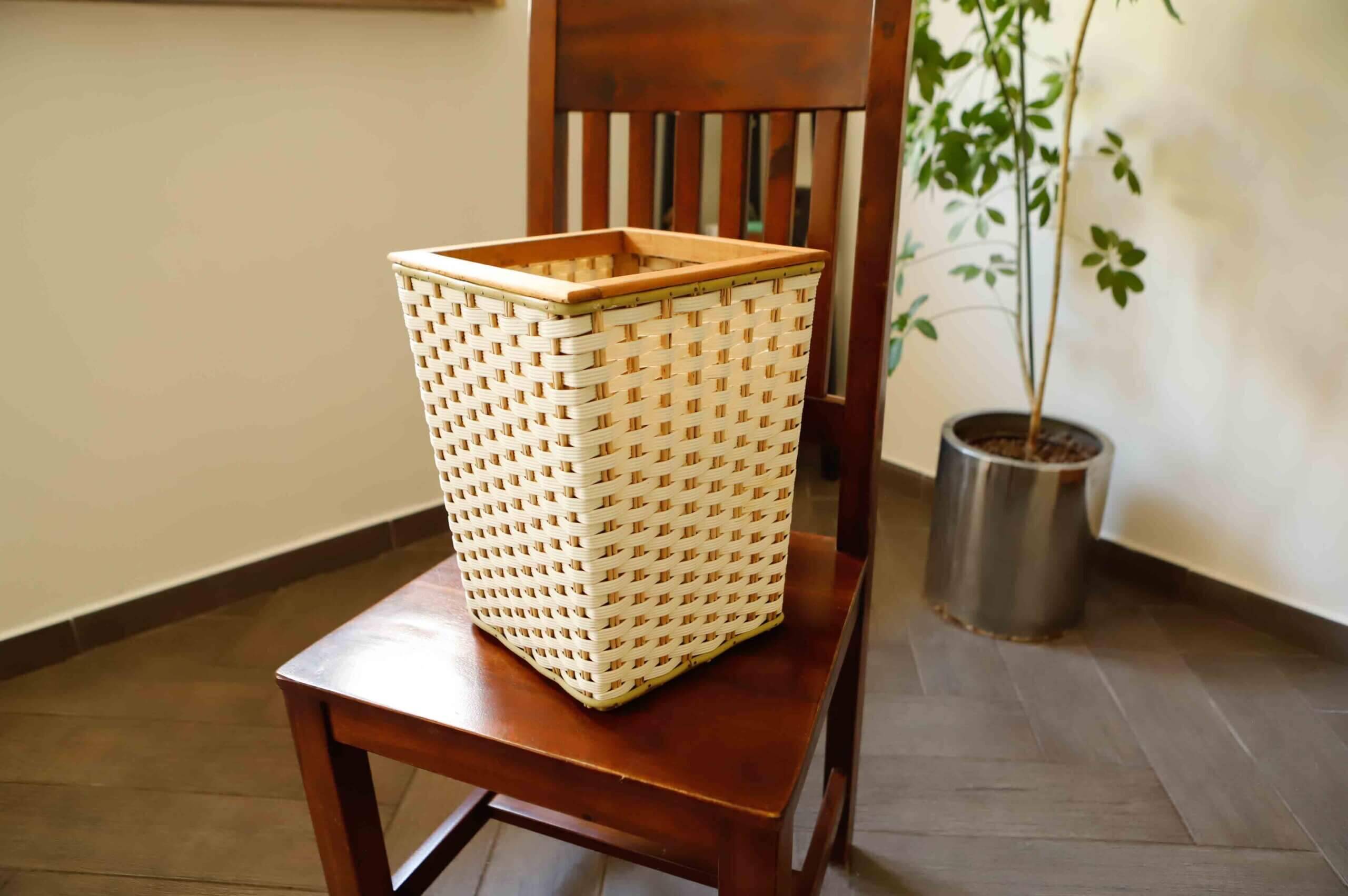 Retro plastic wicker basket with wooden frame