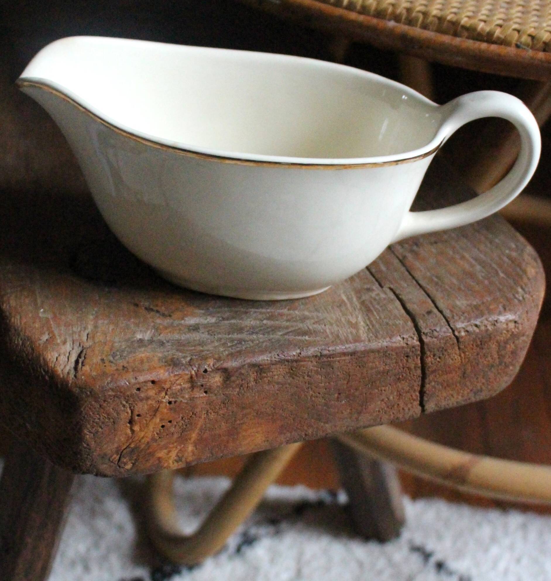 Ecru and gold earthenware sauce boat by Villeroy & Boch