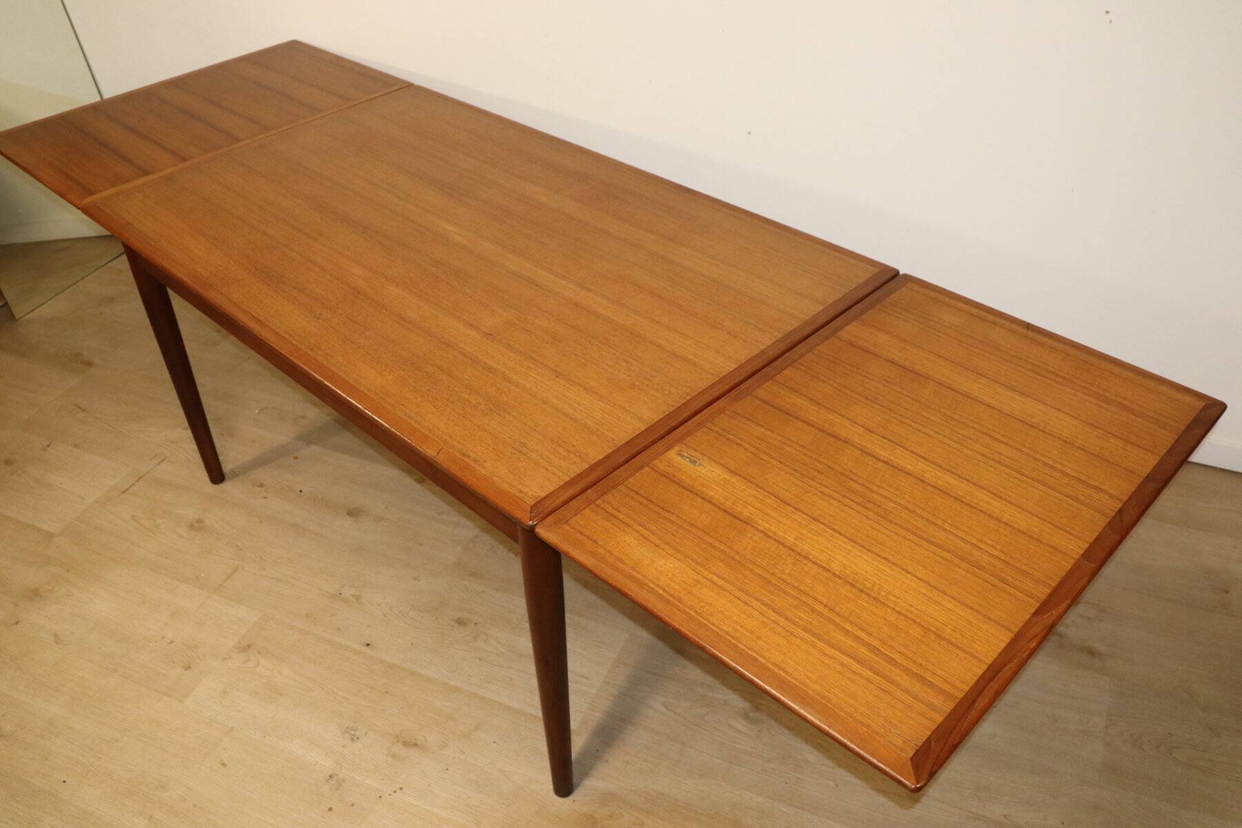 Danish Scandinavian extendable dining table in teak, 1960.