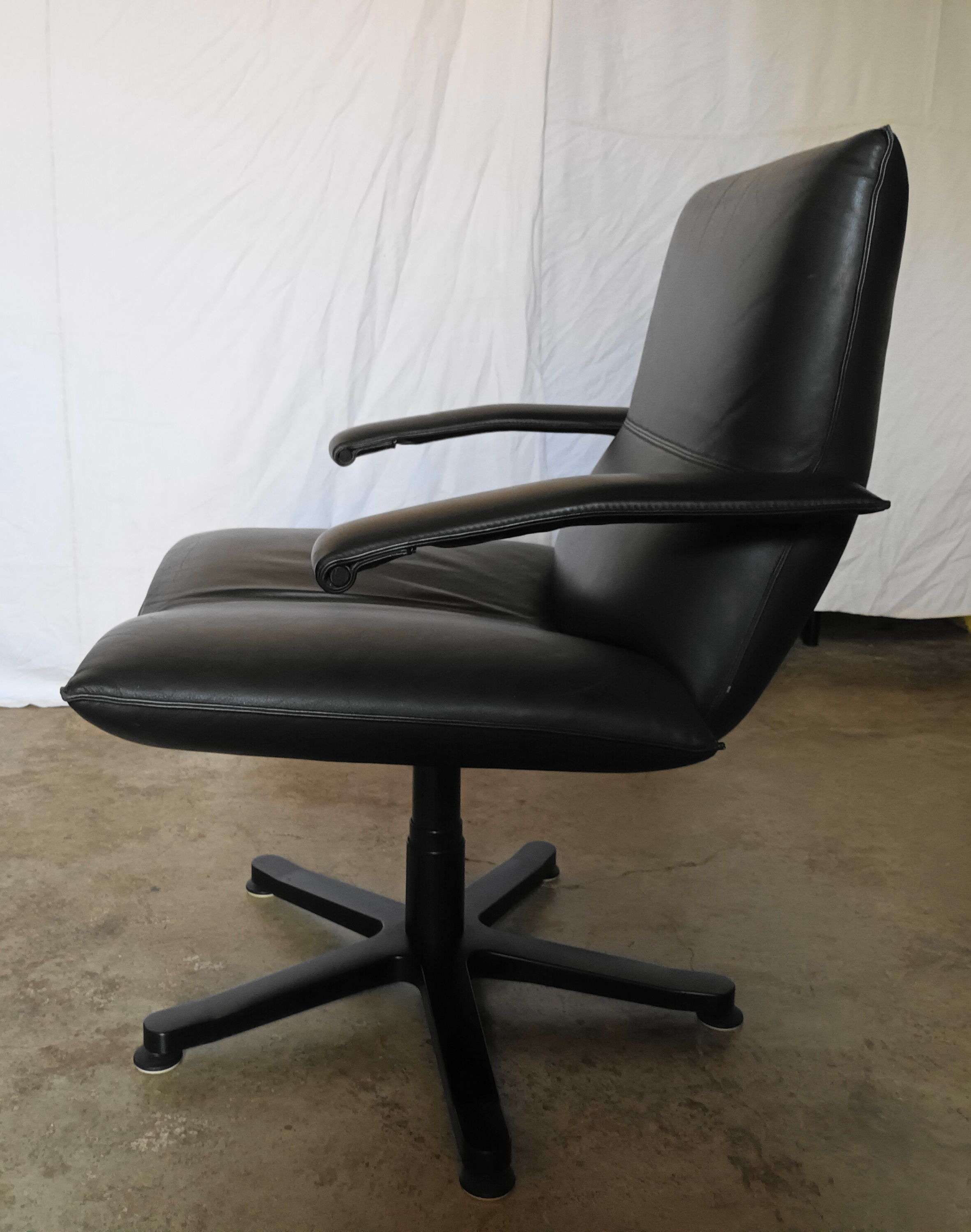 Office armchair in leather by Jean Louis Berthet pure Mobilier International, 80s