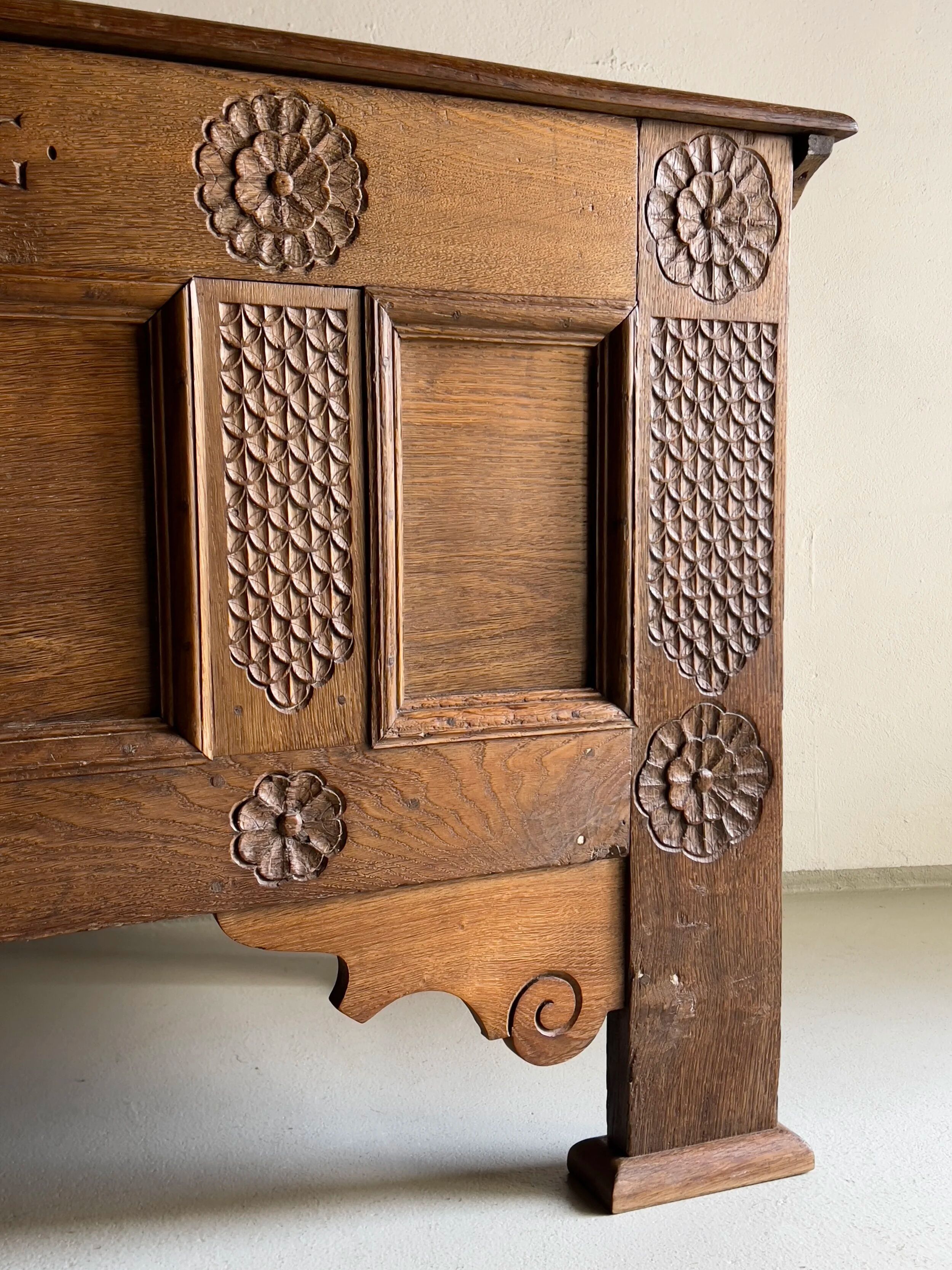 Carved oak chest sideboard, 18th century