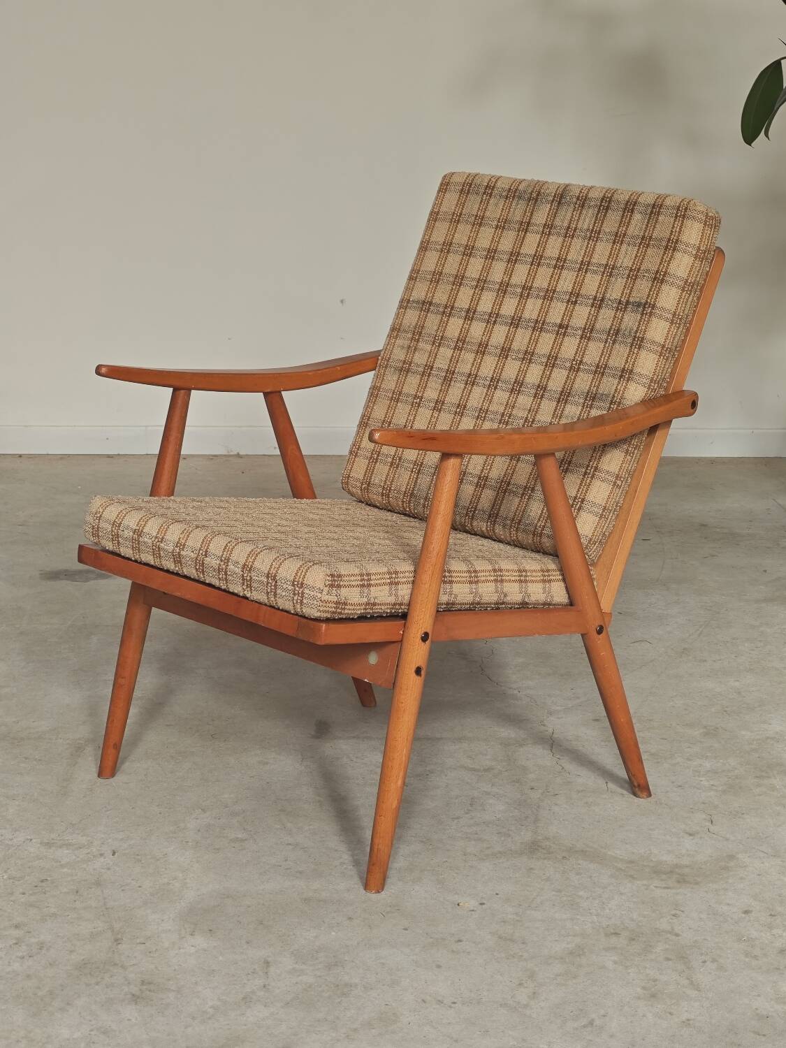 Pair of boomerang armchairs by antonin suman for ton (thonet)