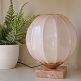 Lampe à poser globe rose en verre