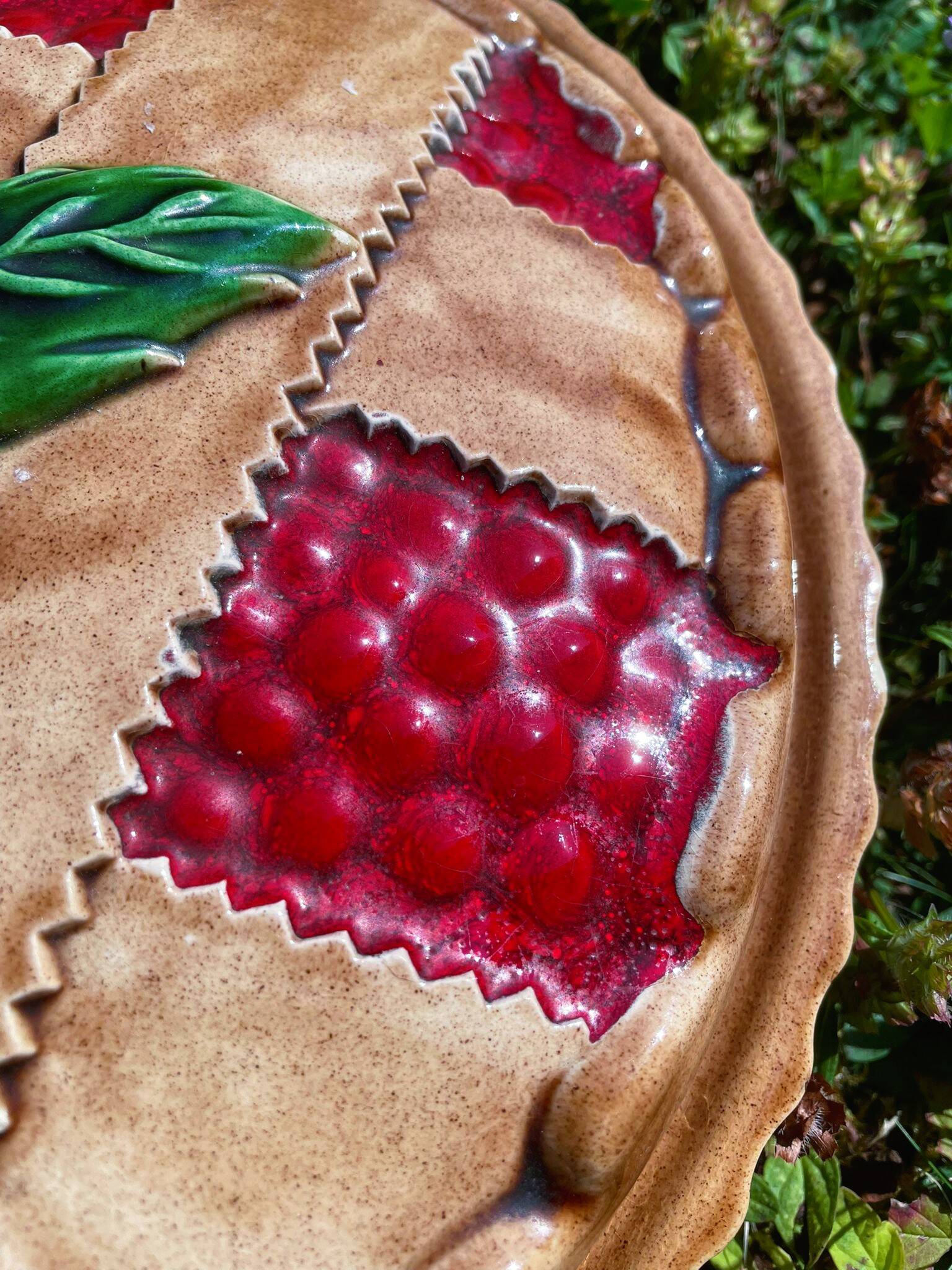 Trompe-l'oeil cherry pie dish