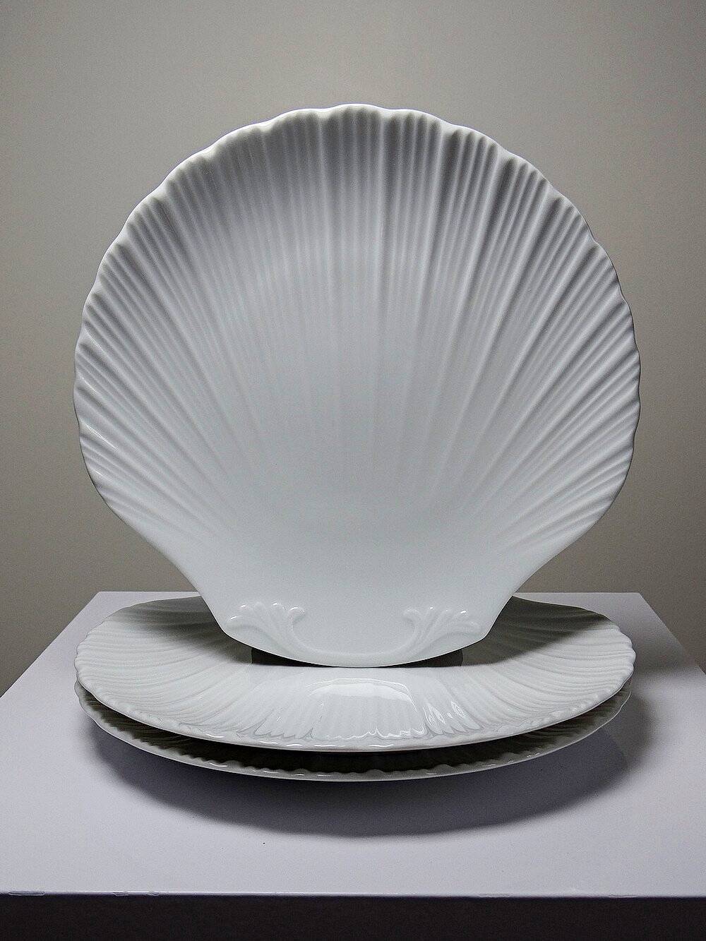 3 vintage flat plates with scallop shells, fine porcelain from Limoges.