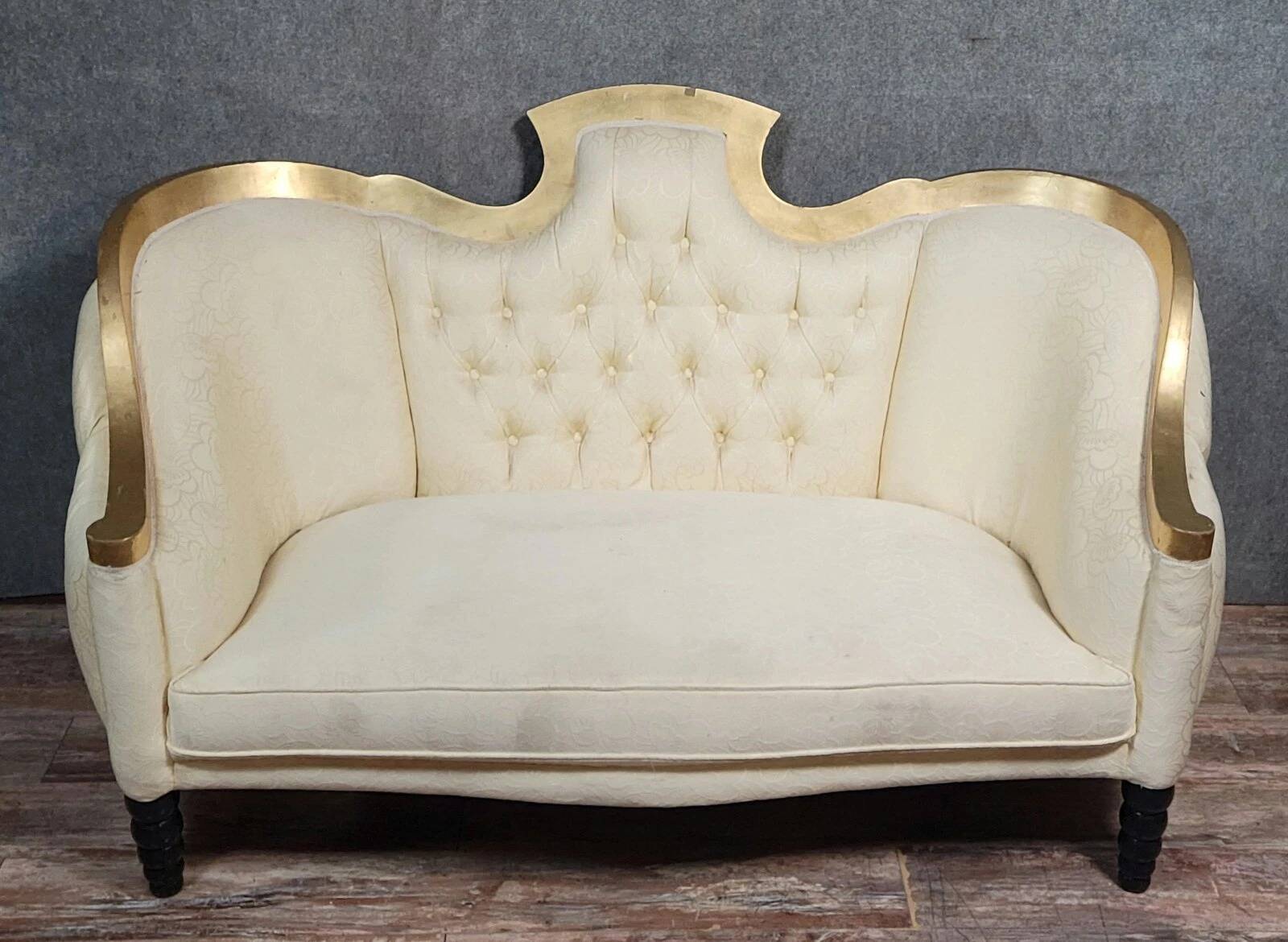 Banquette vintage à dossier capitonné, revêtu d’un tissu ivoire