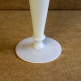 Vase soliflore blanc en opaline.