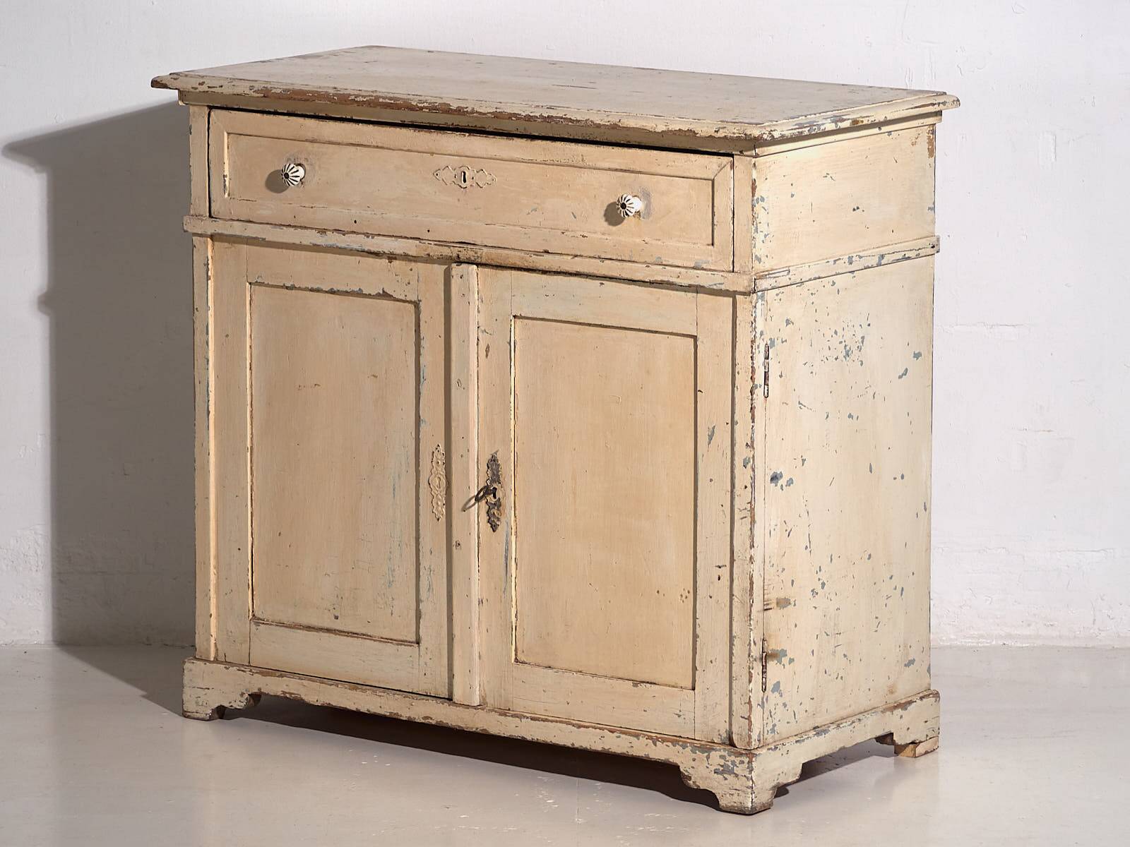 Ancienne commode blanche à deux portes (vers 1920)