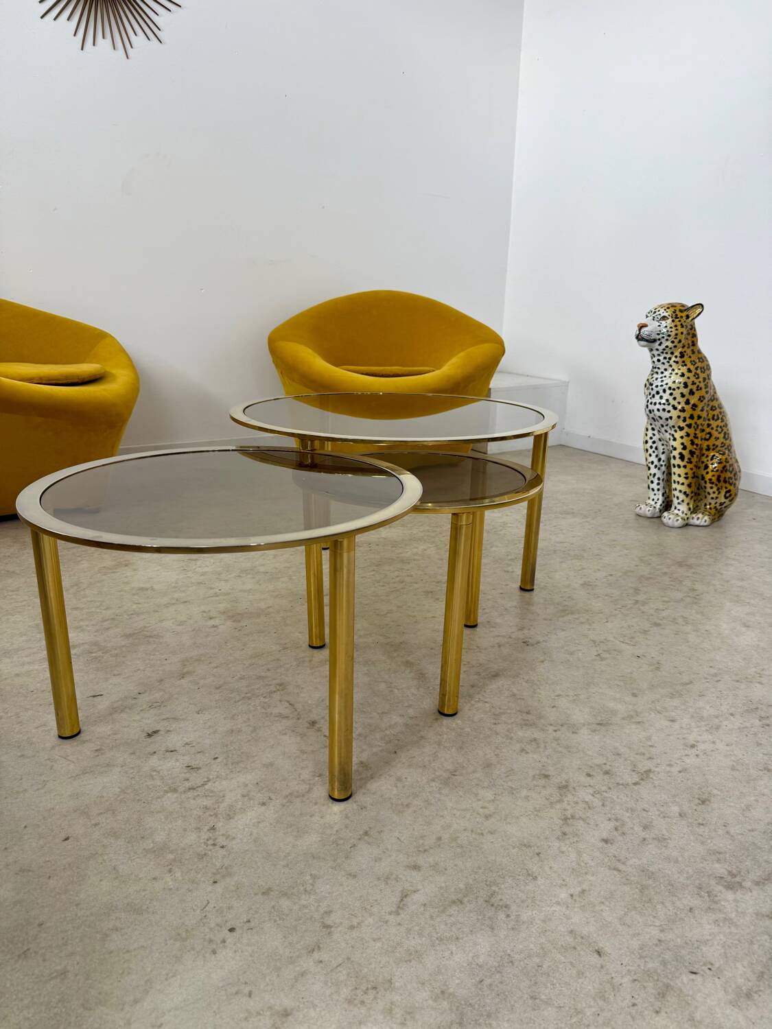 Ancienne table basse gigogne en laiton et verre fumé design italien des années 70 vintage