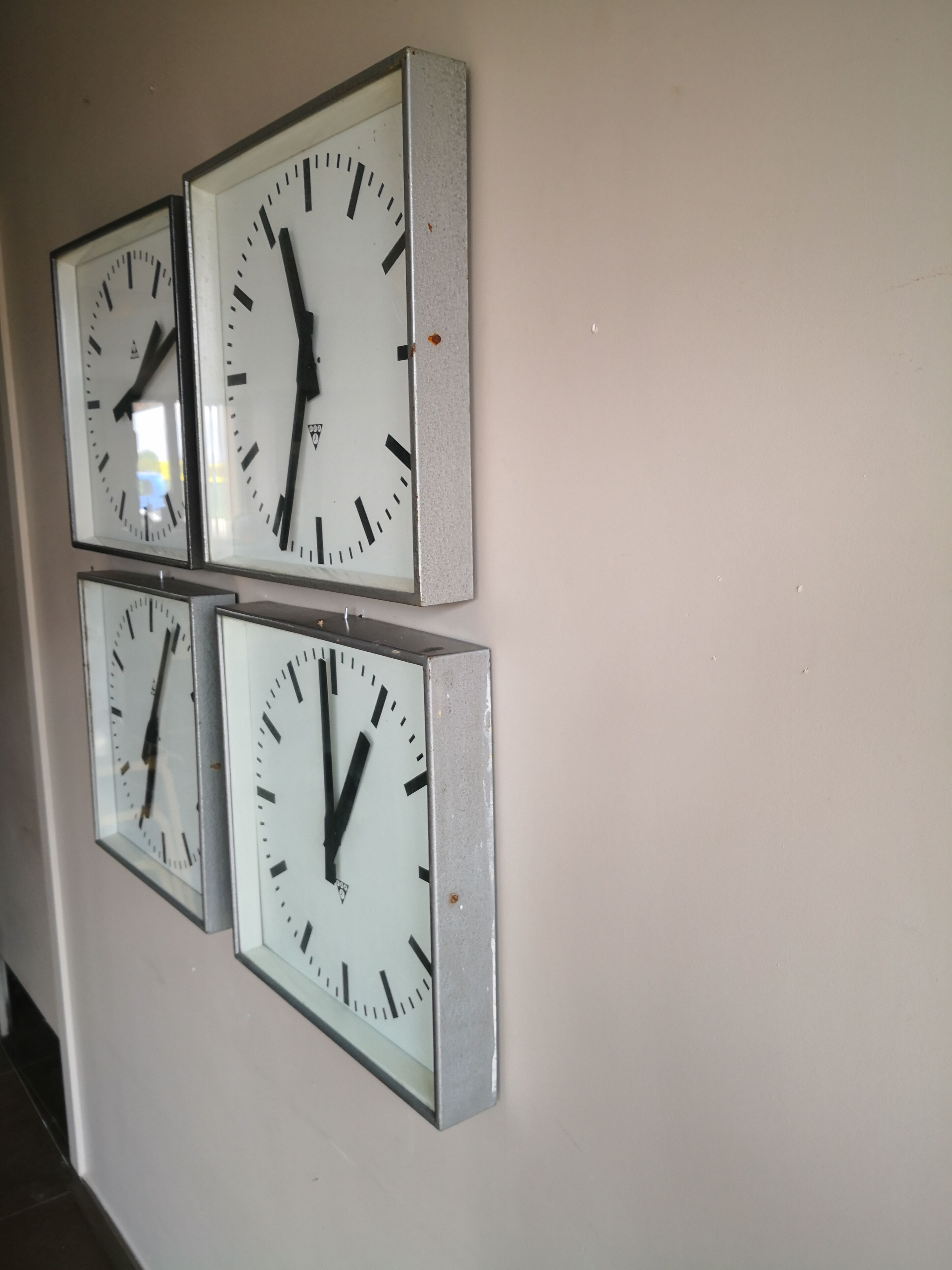 Industrial wall clock, Czechoslovakia station Pragotron 60