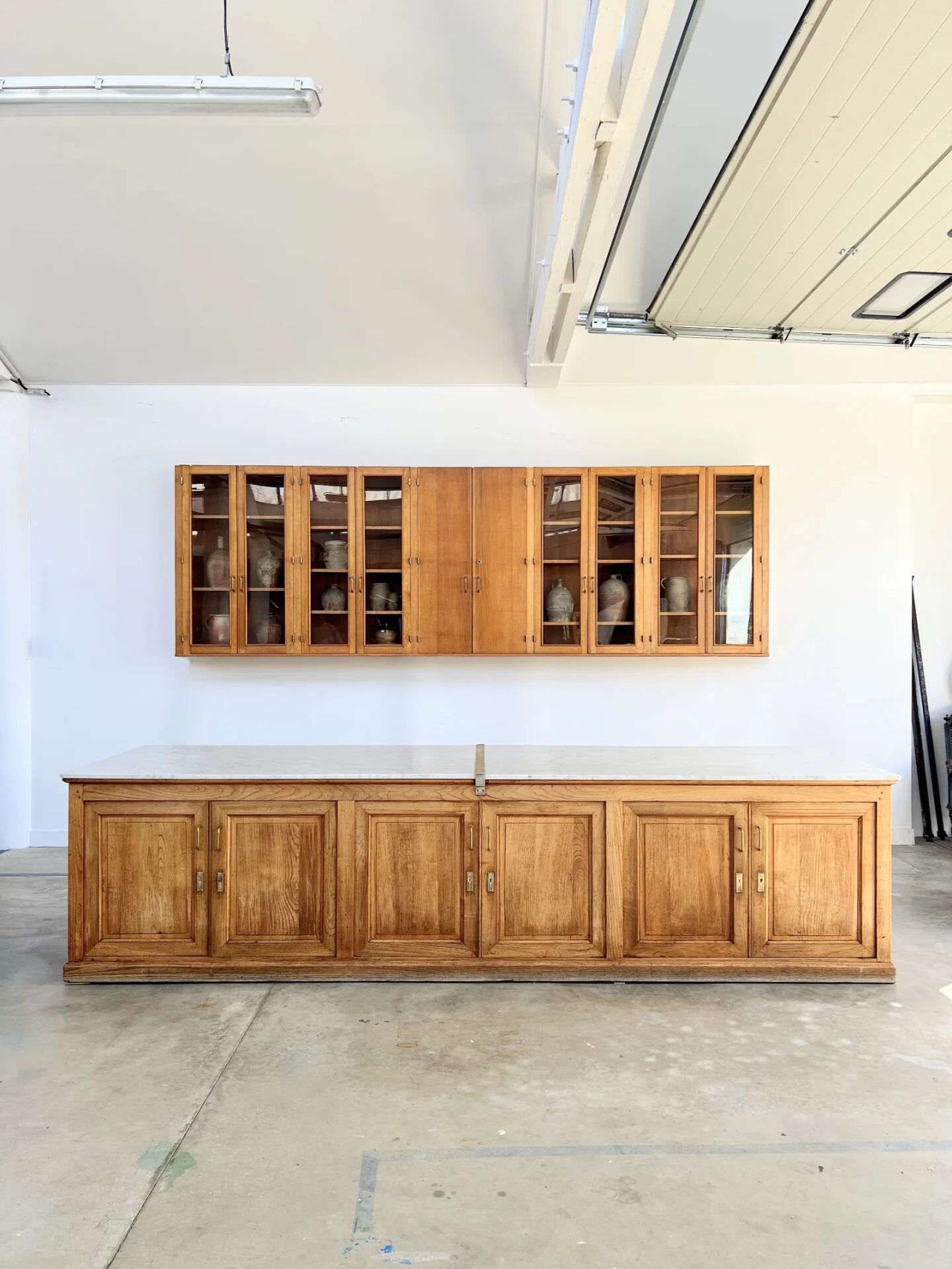 Comptoir de pharmacie double face en châtaignier et marbre — Art Déco, 1900
